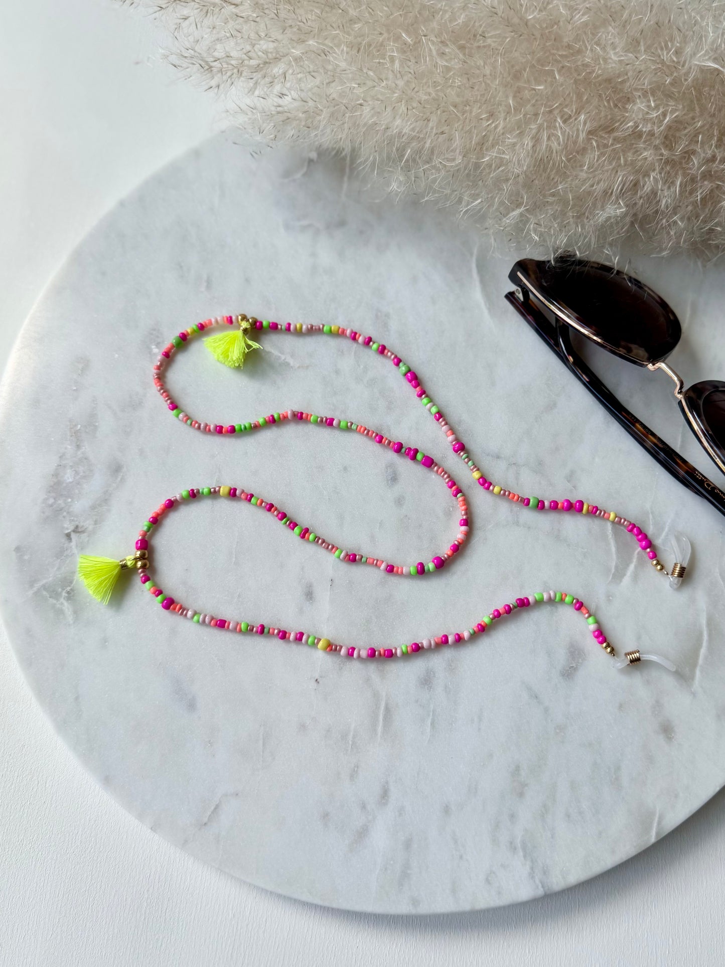Bunte Brillenkette handgemacht - Rocaillesperlen in Neonfarben - mit Quasten in Neongelb