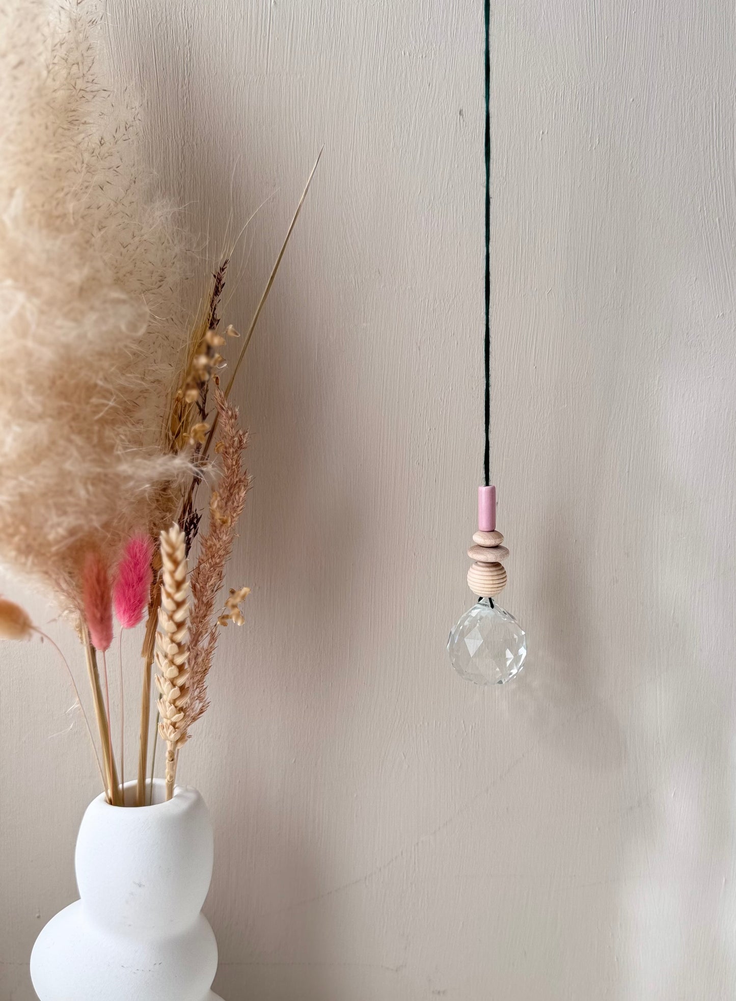 Handgefertigter bunter Sonnenfänger Grün und Rosa - Suncatcher mit Prisma - Regenbogen Fensterdekoration aus Glas
