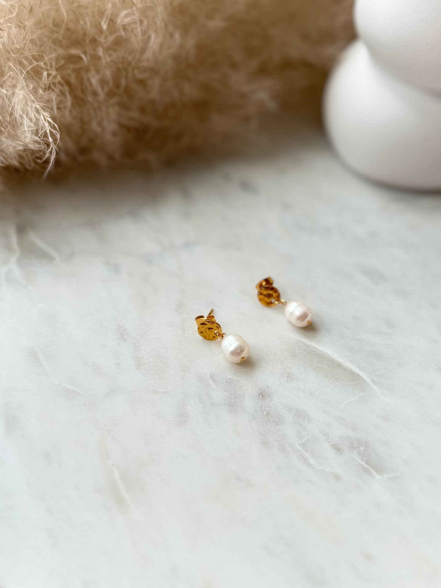 Goldene gemusterte Ohrringe mit Süßwasserperlen - Schlichte BOHO SCANDI Ohrstecker aus Edelstahl
