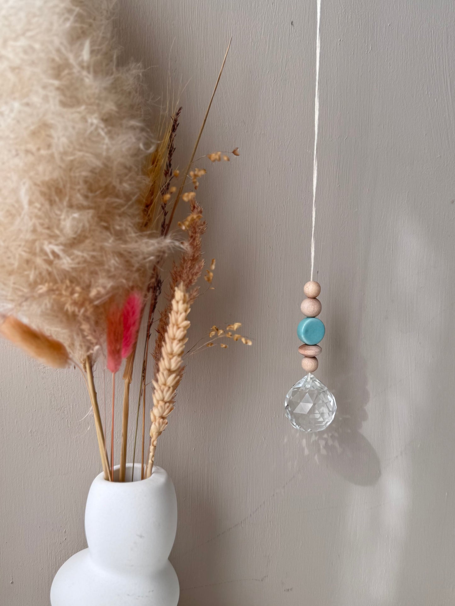 Handgefertigter schlichter Sonnenfänger Hellblau - Suncatcher mit Prisma - Regenbogen Fensterdekoration aus Glas