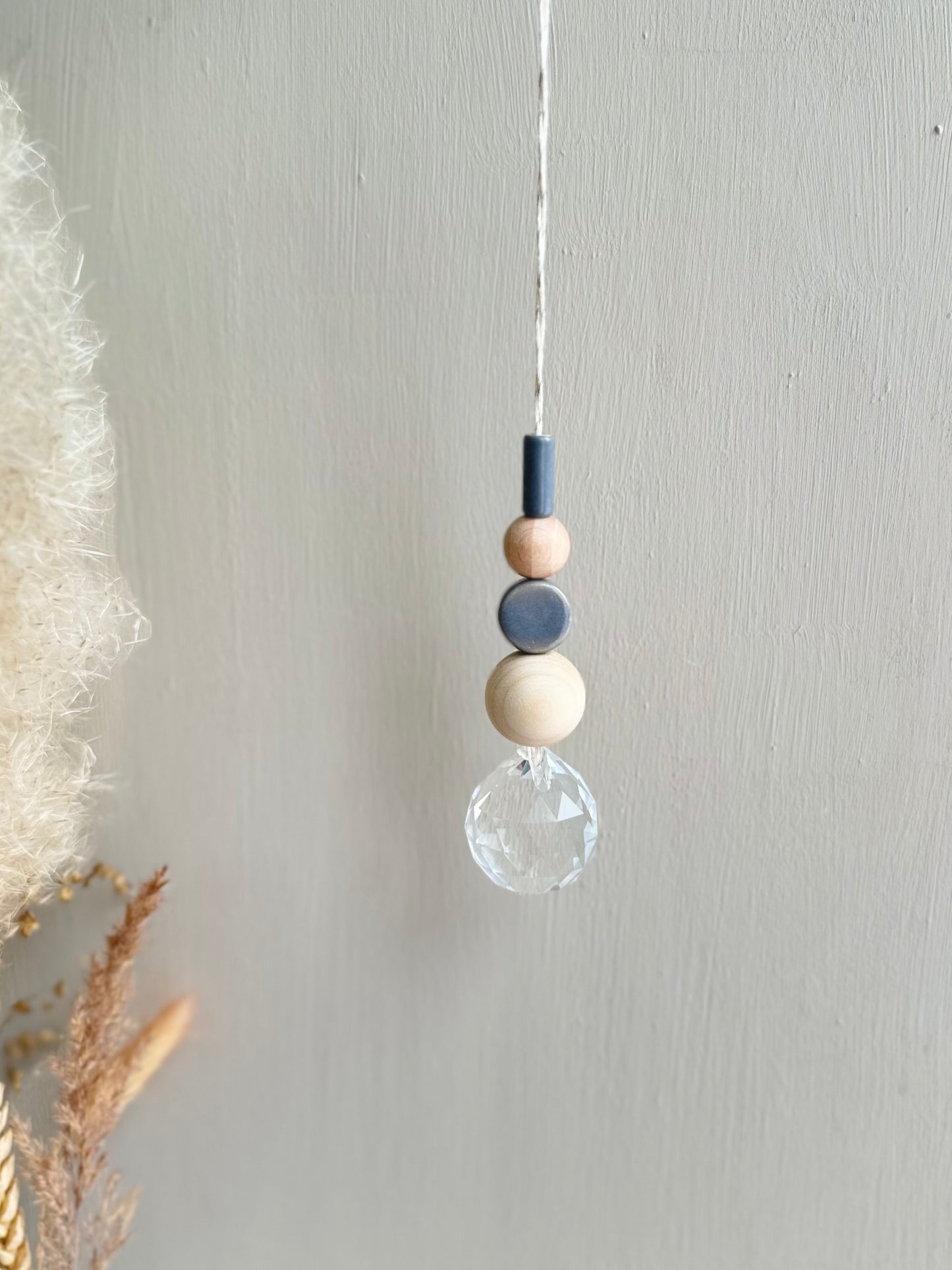 Handgefertigter schlichter Sonnenfänger - Suncatcher mit Prisma - Regenbogen Fensterdekoration aus Glas - Grau
