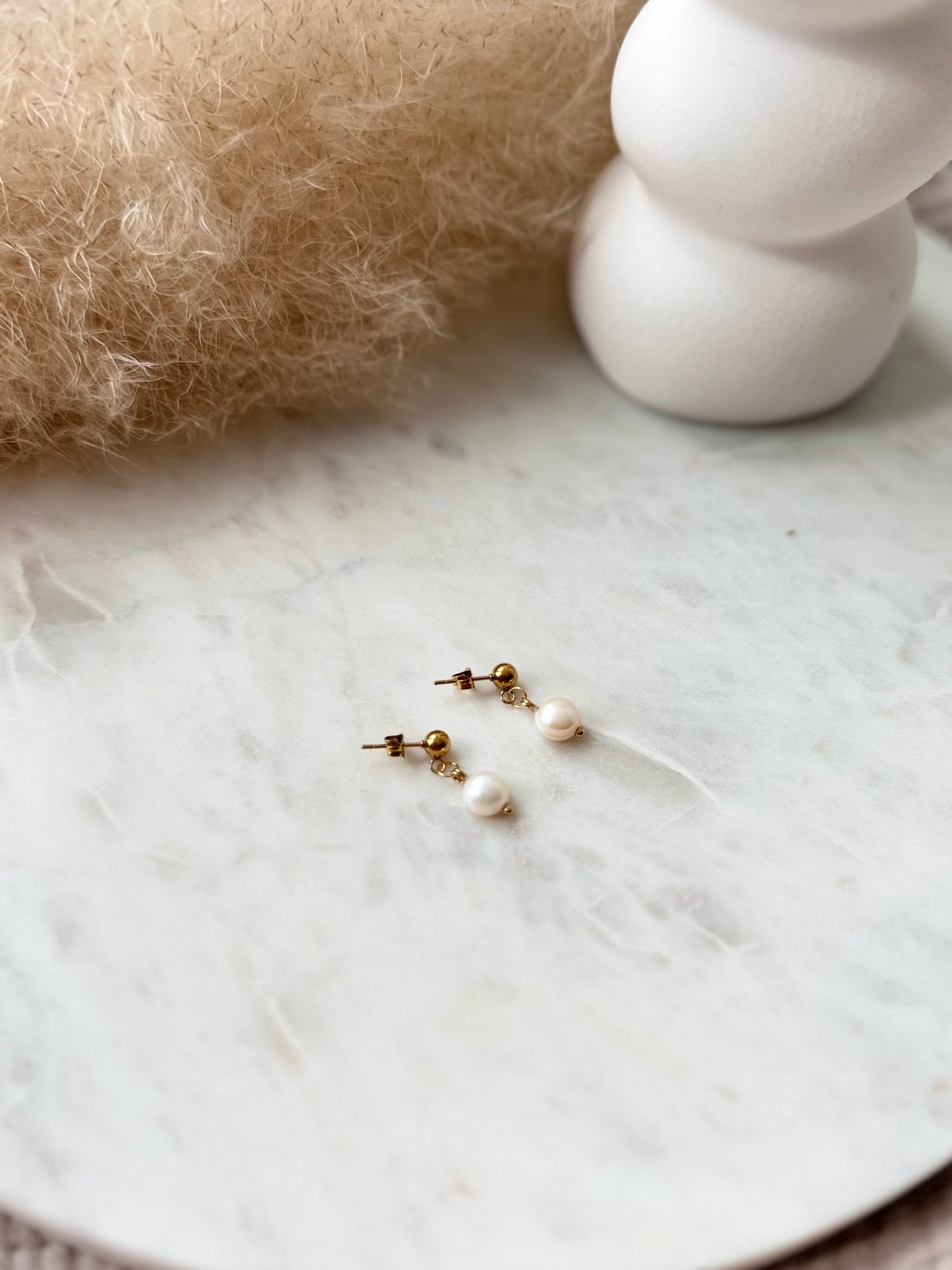 Goldene Ohrringe mit Süßwasserperlen - Schlichte BOHO SCANDI Ohrstecker aus Edelstahl