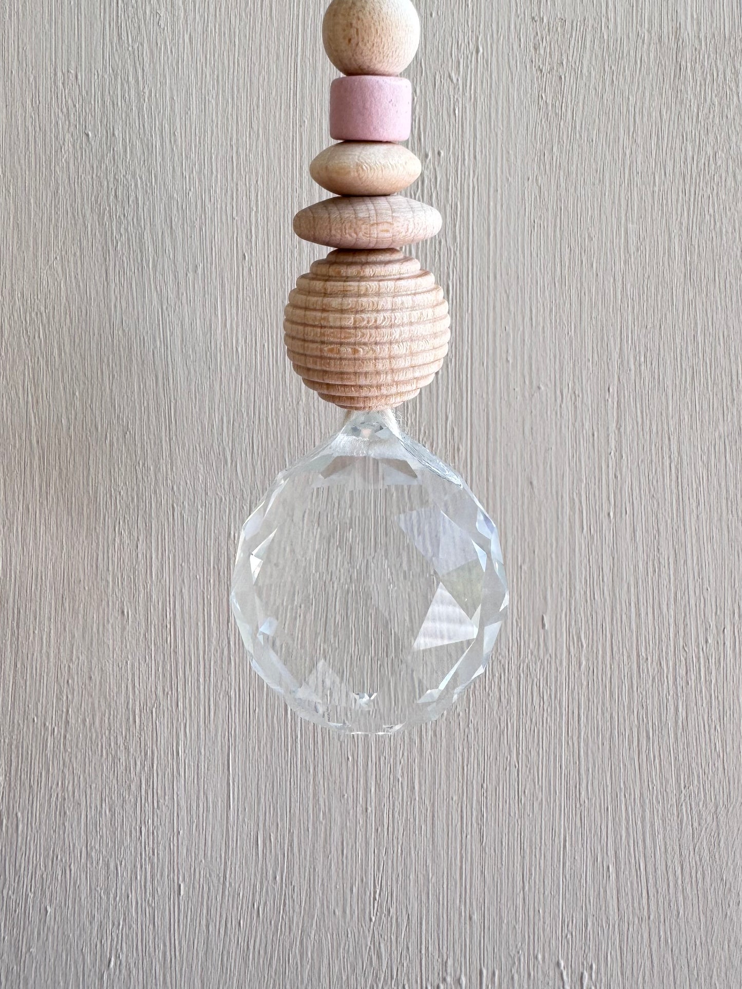 Handgefertigter bunter Sonnenfänger - Suncatcher mit Prisma - Regenbogen Fensterdekoration aus Glas
