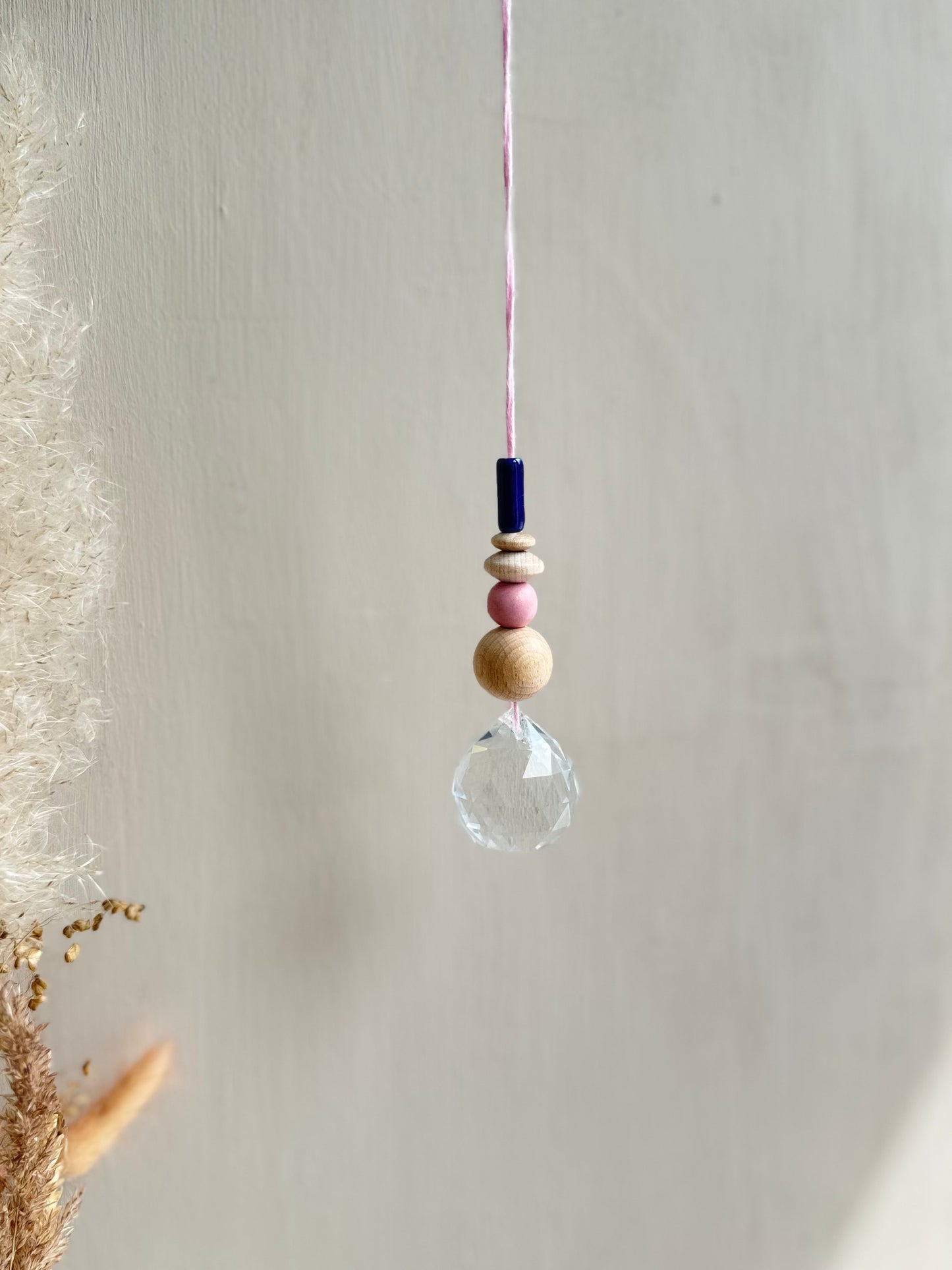 Handgefertigter bunter Sonnenfänger - Suncatcher mit Prisma - Regenbogen Fensterdekoration aus Glas - Rosa und Blau