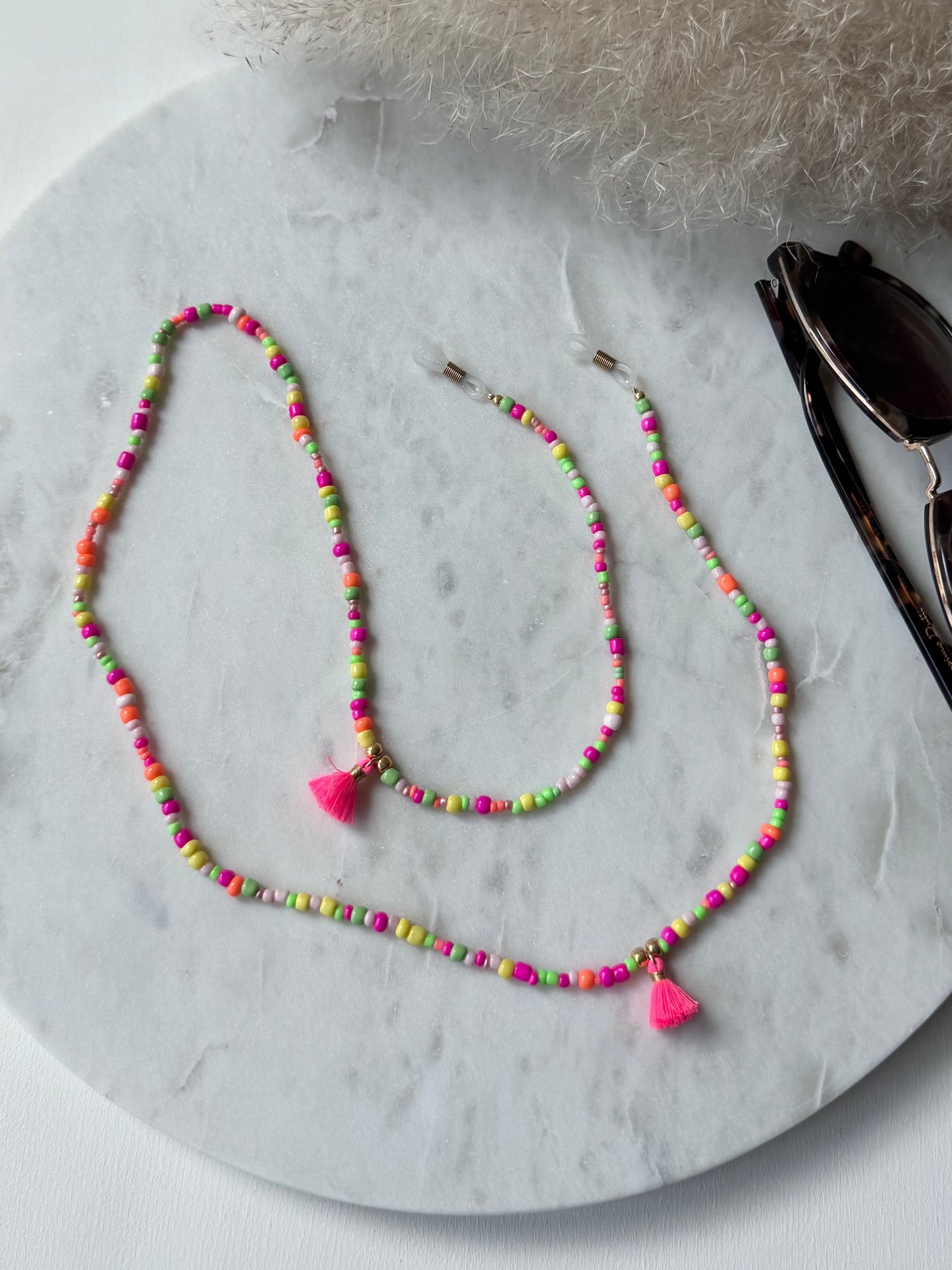 Bunte Brillenkette handgemacht - Rocaillesperlen in Neonfarben - mit Quasten in Neonpink