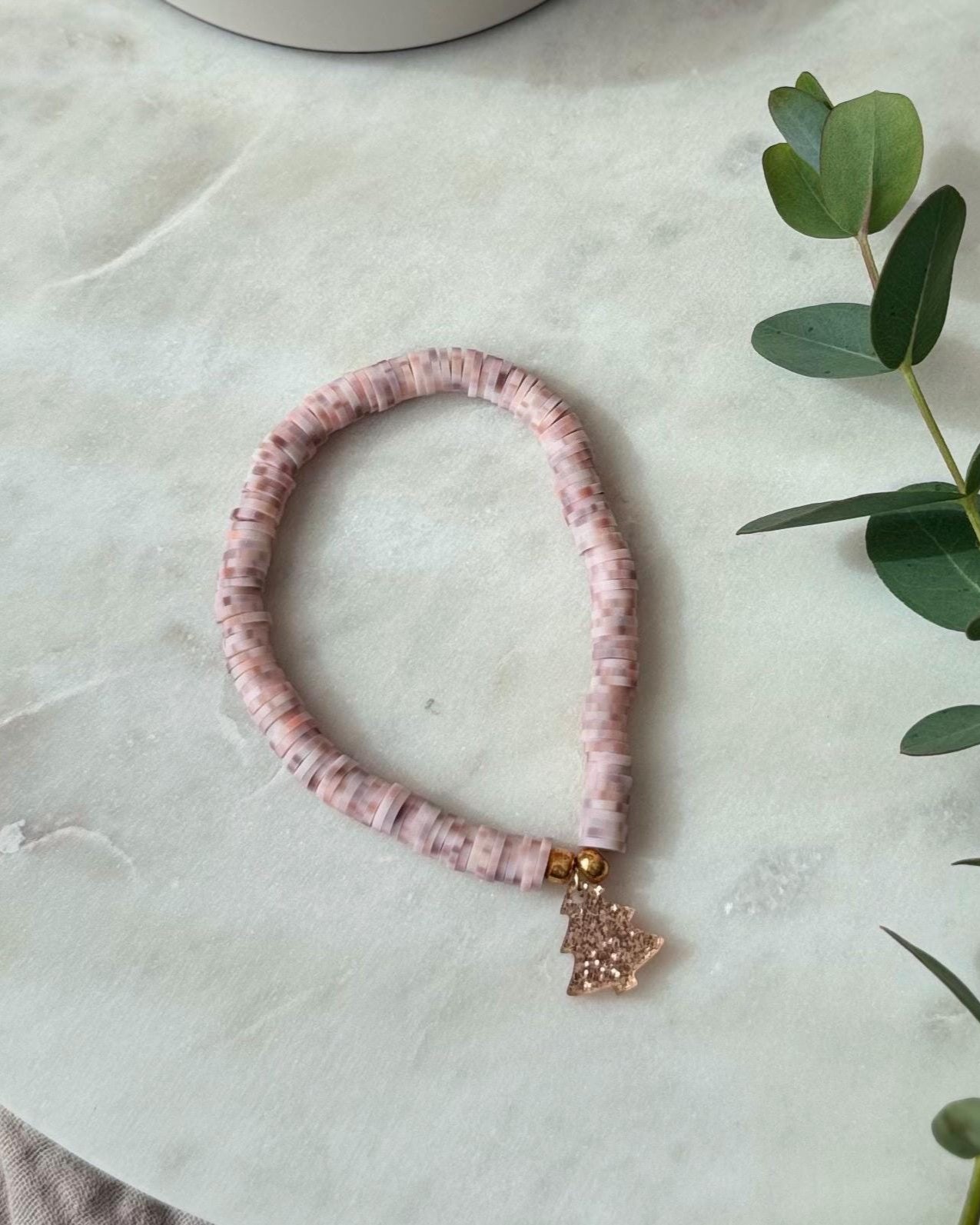 Katsuki Perlenarmband handgefertigt - Schlichtes Armband mit Weihnachtsbaum