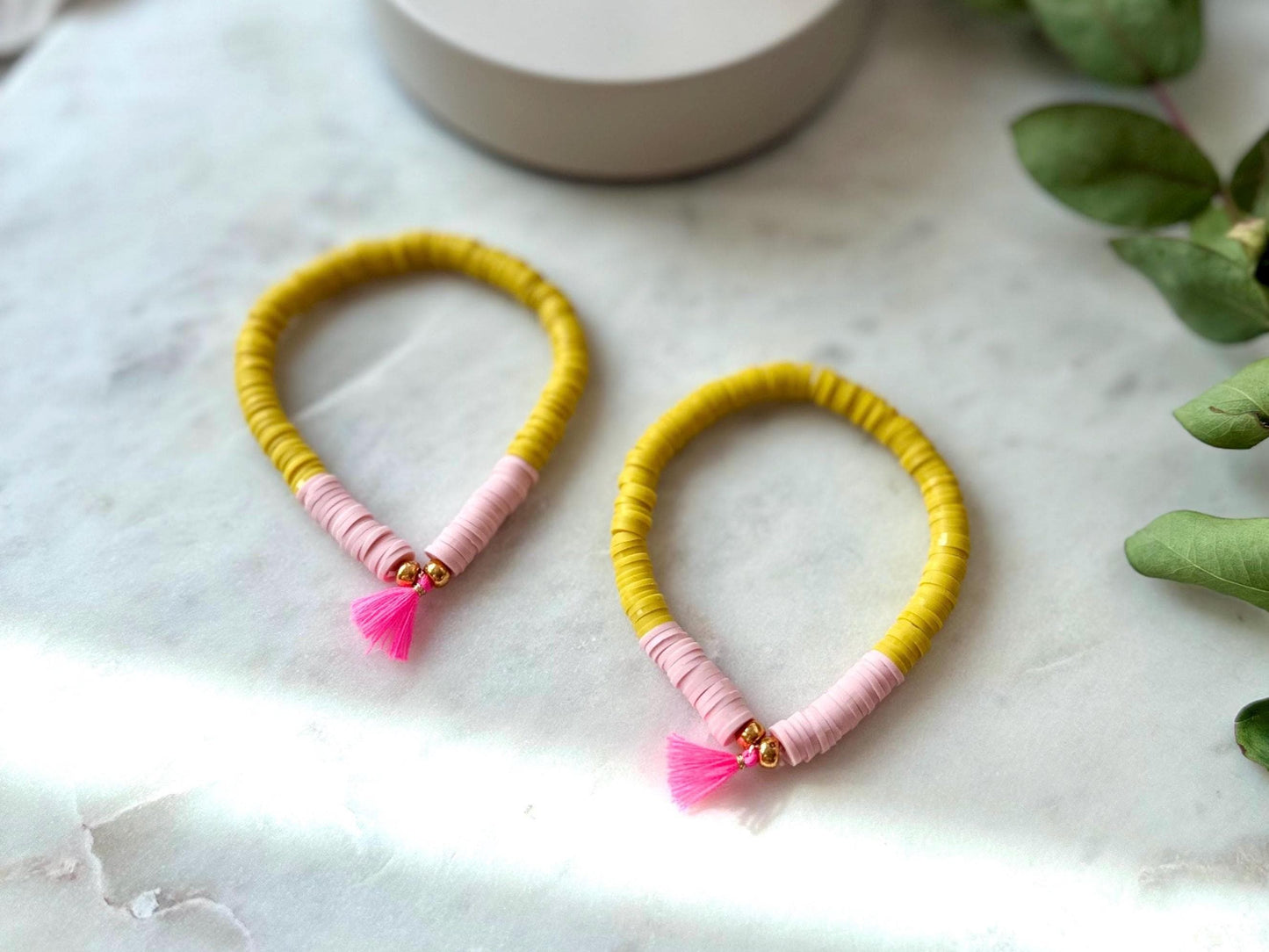 Katsuki Perlenarmband handgefertigt - Buntes Armband mit Quaste in Neonpink