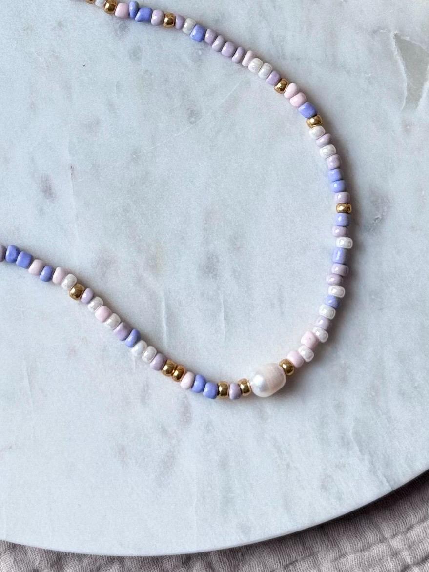 Bunte Perlenkette handgefertigt - Rocaillesperlen Süßwasserperle Flieder Sommer Schmuck