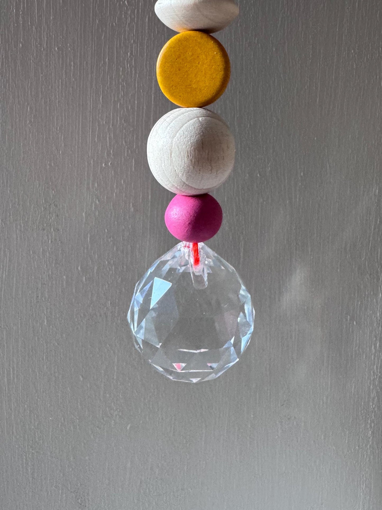 Handgefertigter bunter Sonnenfänger - Suncatcher mit Prisma - Regenbogen Fensterdekoration aus Glas