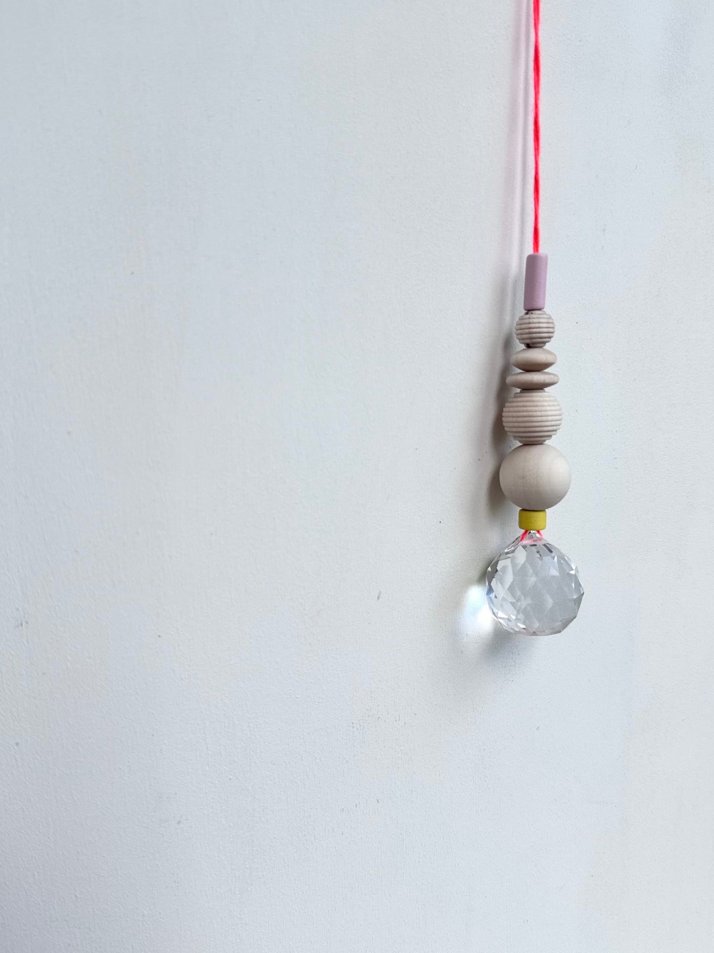 Handgefertigter bunter Sonnenfänger - Suncatcher mit Prisma - Regenbogen Fensterdekoration aus Glas