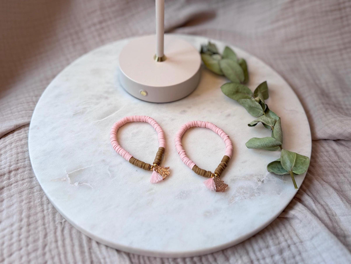 Katsuki Perlenarmband handgefertigt - Schlichtes Armband mit Weihnachtsbaum