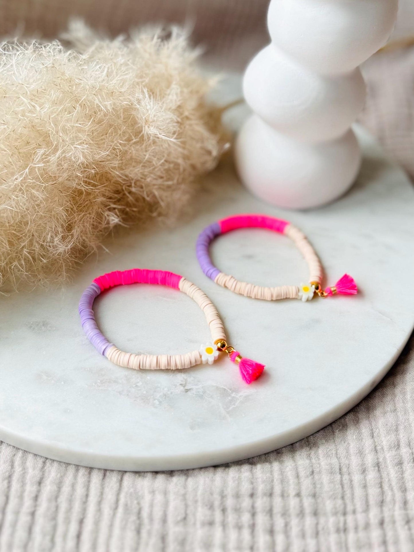 Katsuki Perlenarmband handgefertigt - Buntes Armband mit Blume und Quaste in Neonpink