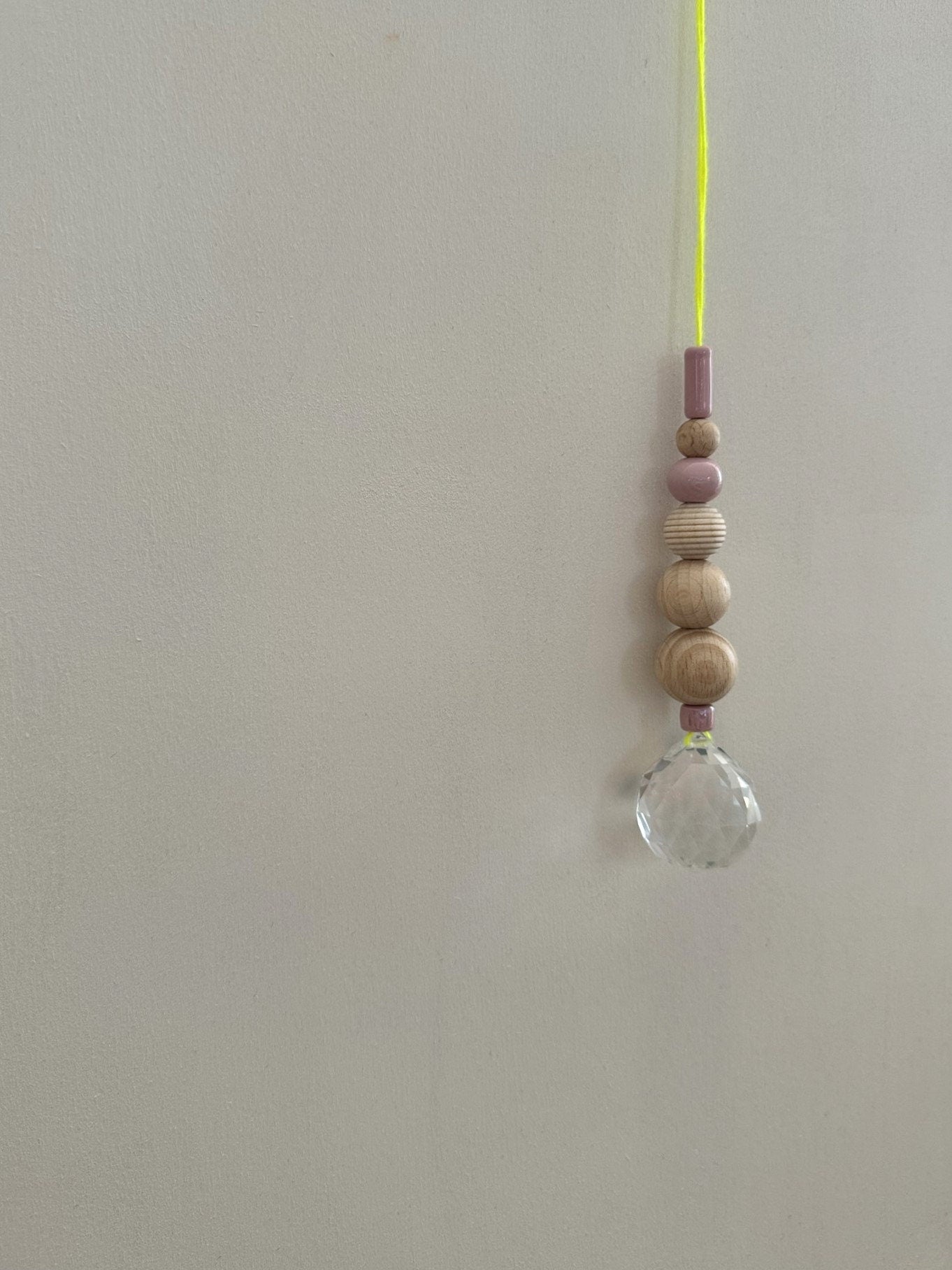 Handgefertigter bunter Sonnenfänger - Suncatcher mit Prisma - Regenbogen Fensterdekoration aus Glas