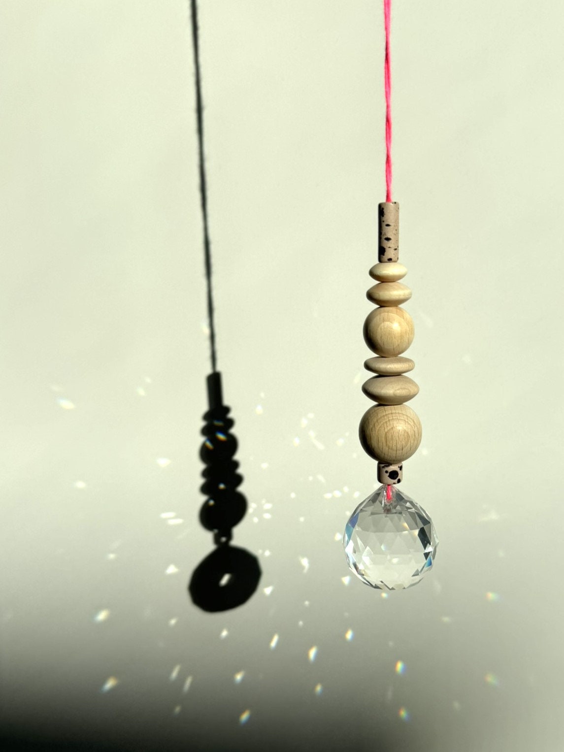 Handgefertigter bunter Sonnenfänger - Suncatcher mit Prisma - Regenbogen Fensterdekoration aus Glas