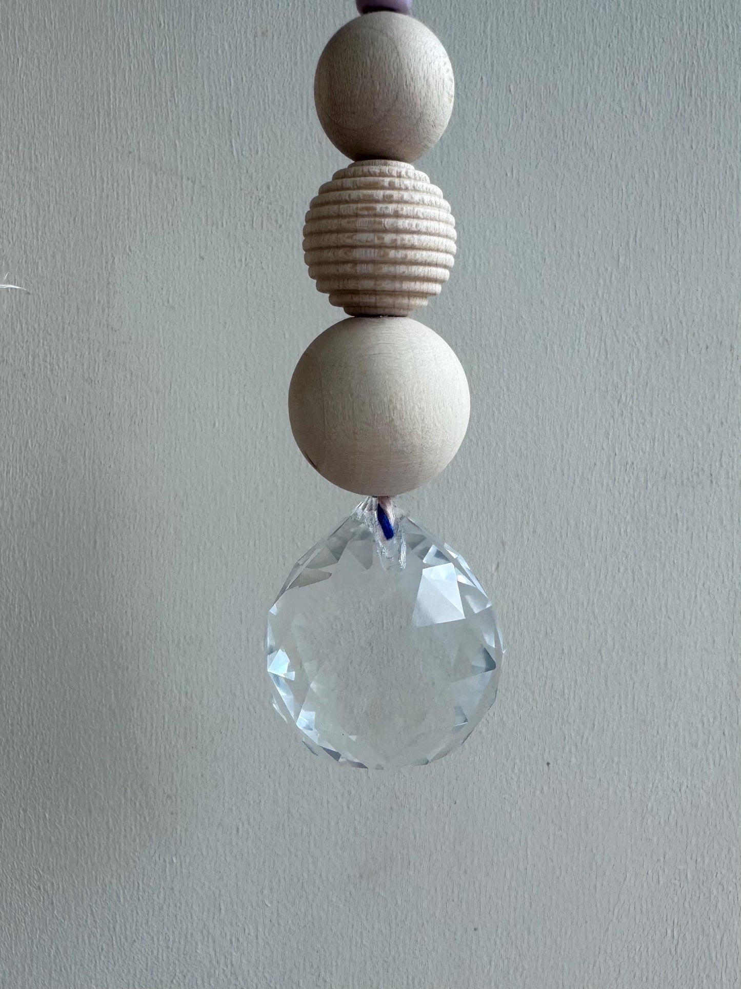 Handgefertigter bunter Sonnenfänger - Suncatcher mit Prisma - Regenbogen Fensterdekoration aus Glas