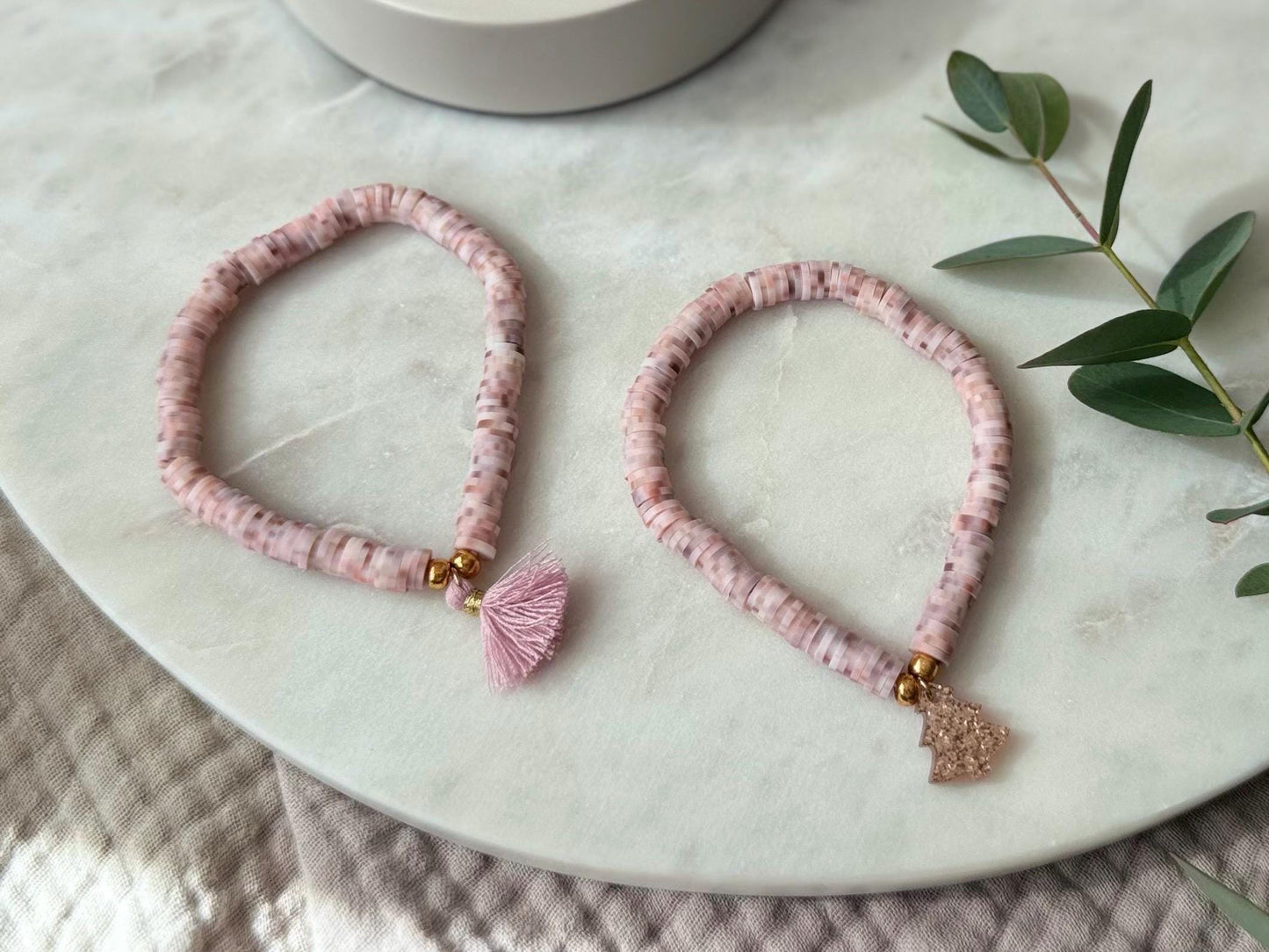 Katsuki Perlenarmband handgefertigt - Schlichtes Armband mit Weihnachtsbaum
