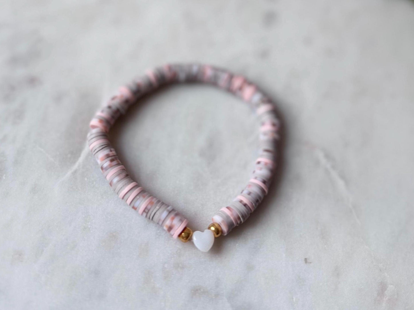 Katsuki Perlenarmband handgefertigt - Schlichtes Armband mit Muschelherz