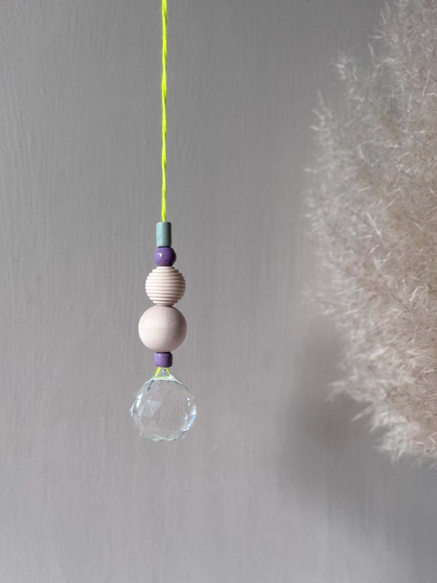 Handgefertigter bunter Sonnenfänger - Suncatcher mit Prisma - Regenbogen Fensterdekoration aus Glas