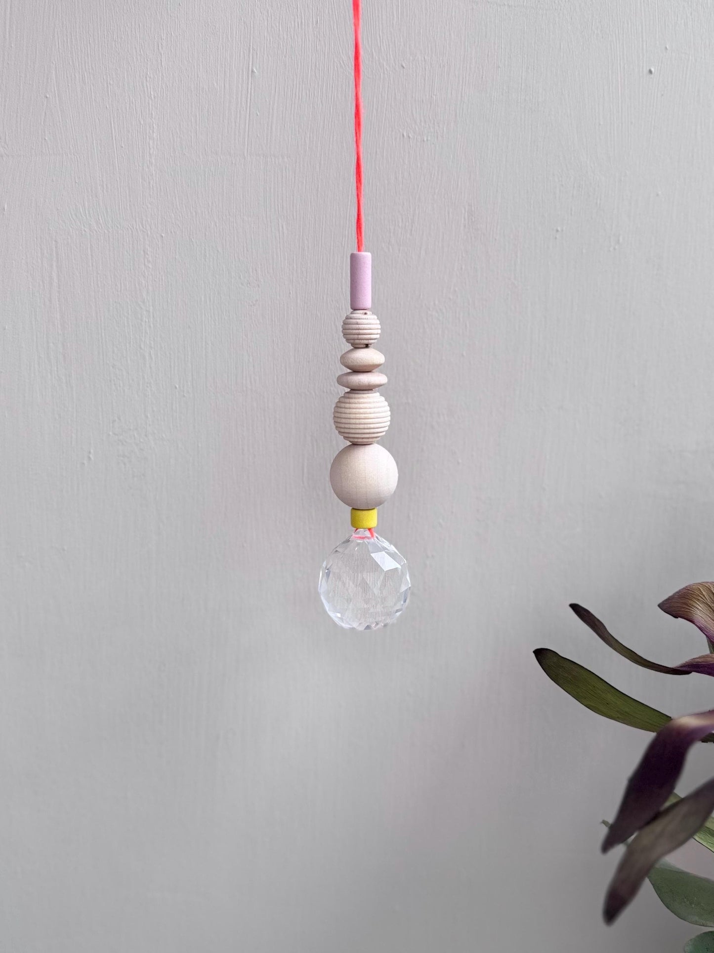 Handgefertigter bunter Sonnenfänger - Suncatcher mit Prisma - Regenbogen Fensterdekoration aus Glas