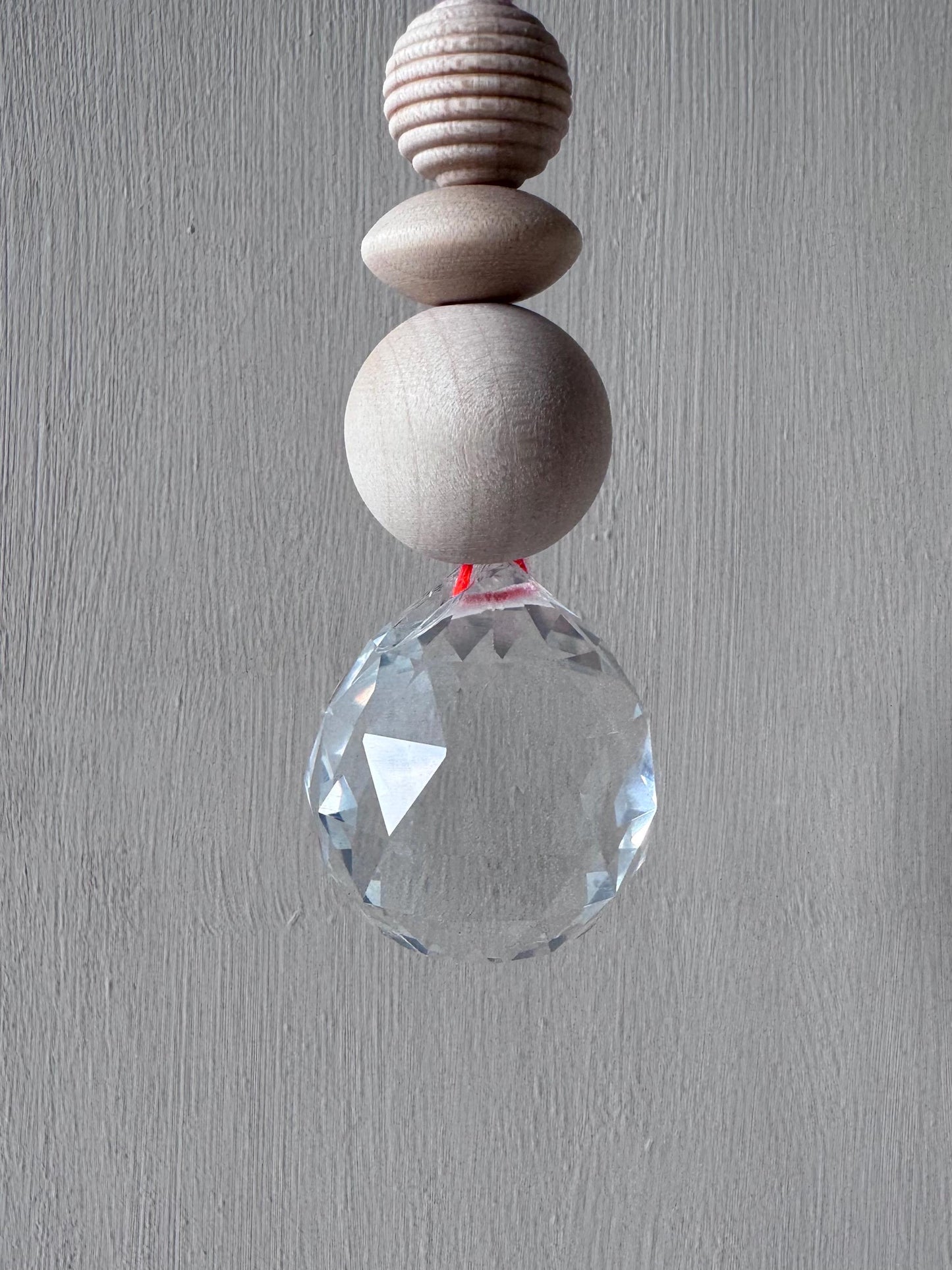 Handgefertigter bunter Sonnenfänger - Suncatcher mit Prisma - Regenbogen Fensterdekoration aus Glas