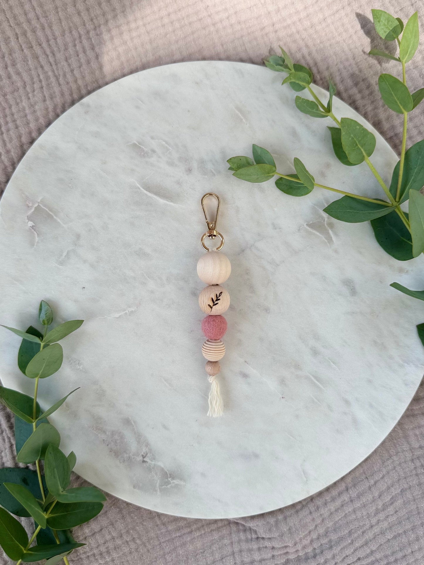 Handgefertigter Schlüsselanhänger aus Holz & Filz - Natürliches Accessoire