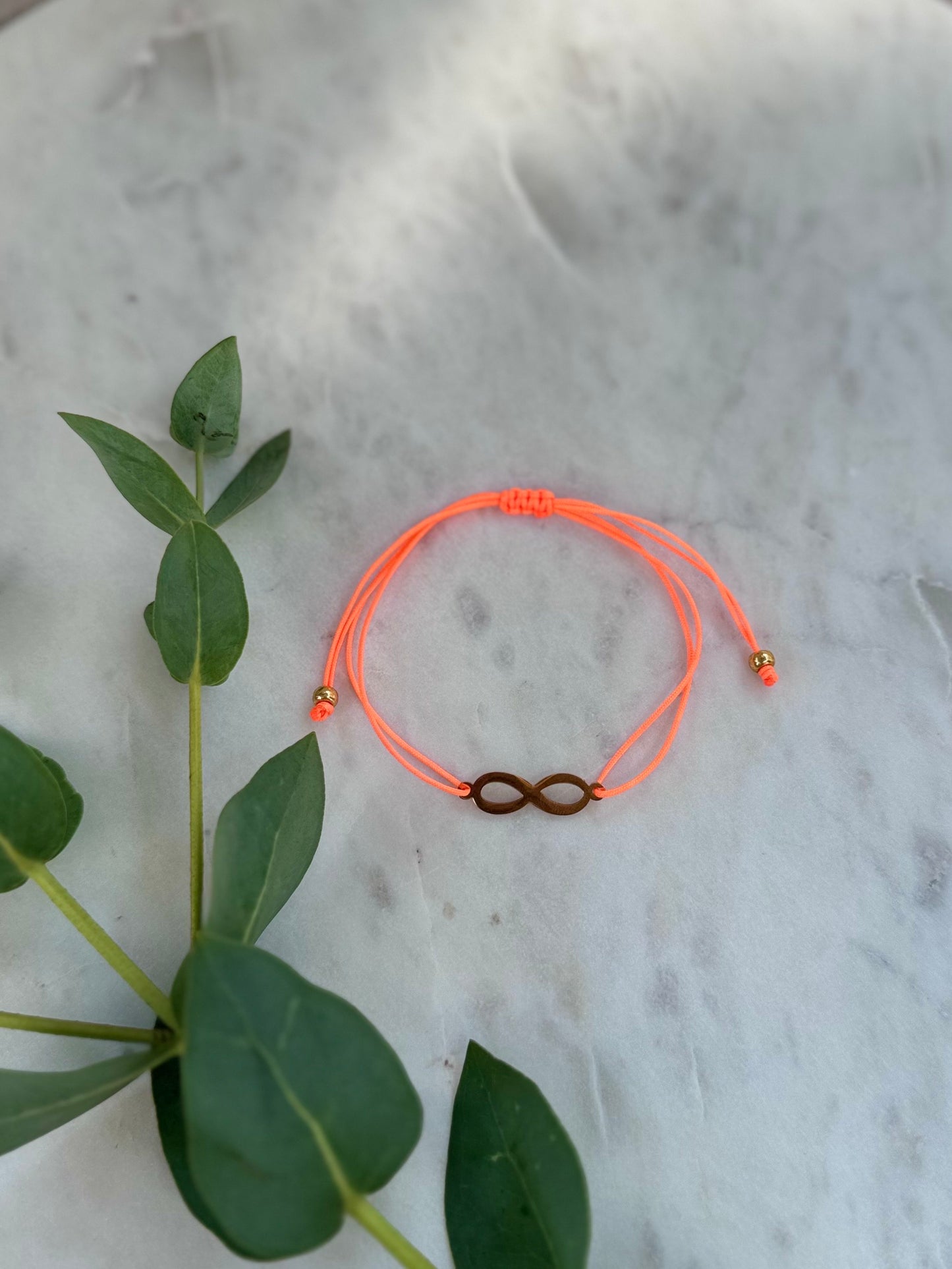 Zartes Infinity Armband handgefertigt Gold - Freundschaftsarmband bunt Ibiza Style