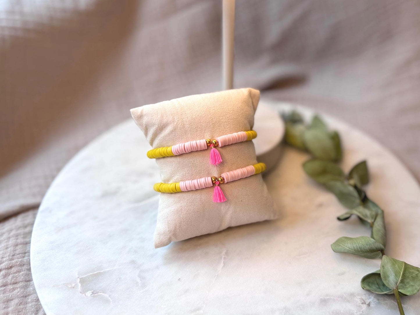 Katsuki Perlenarmband handgefertigt - Buntes Armband mit Quaste in Neonpink