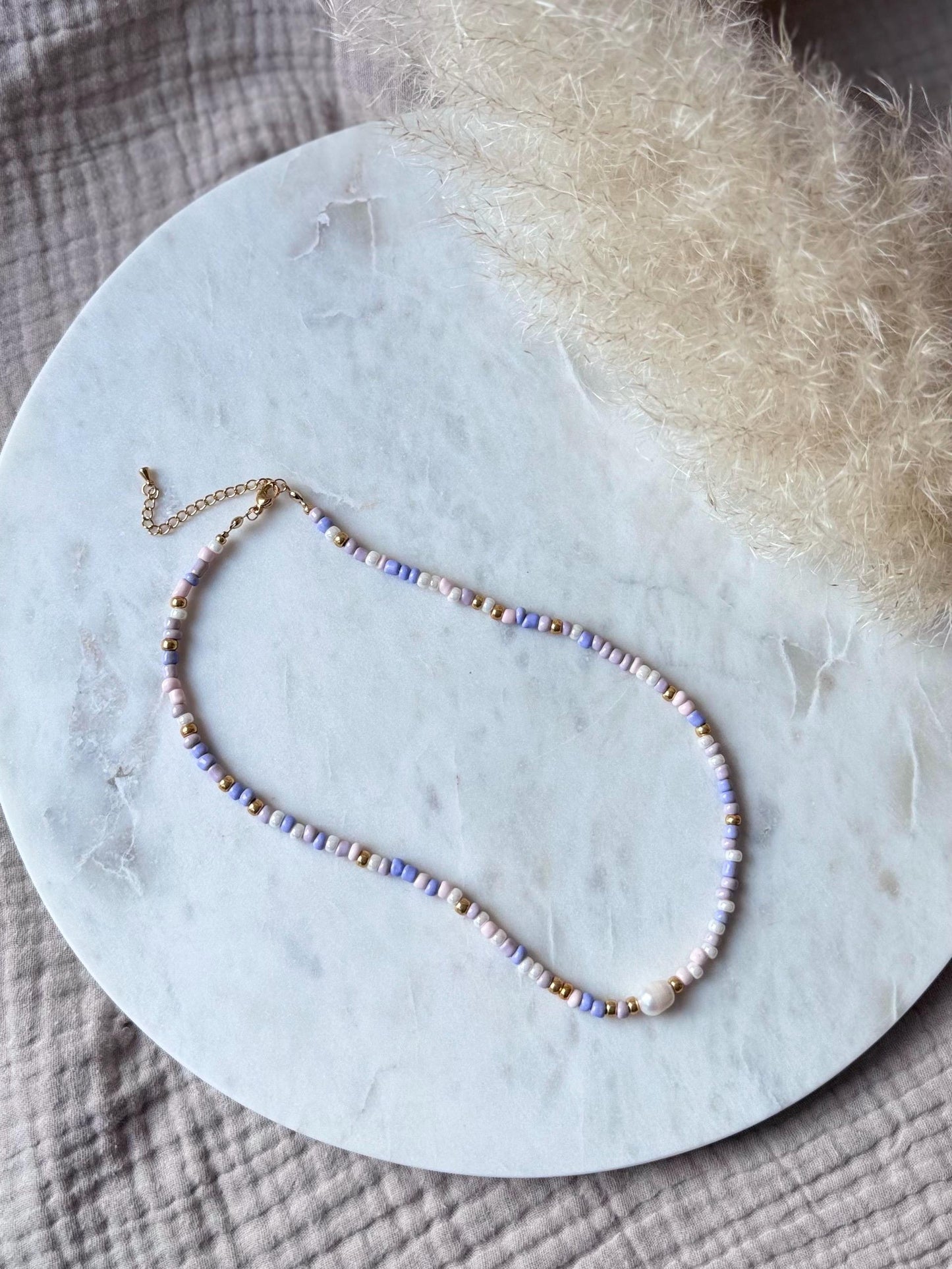 Bunte Perlenkette handgefertigt - Rocaillesperlen Süßwasserperle Flieder Sommer Schmuck