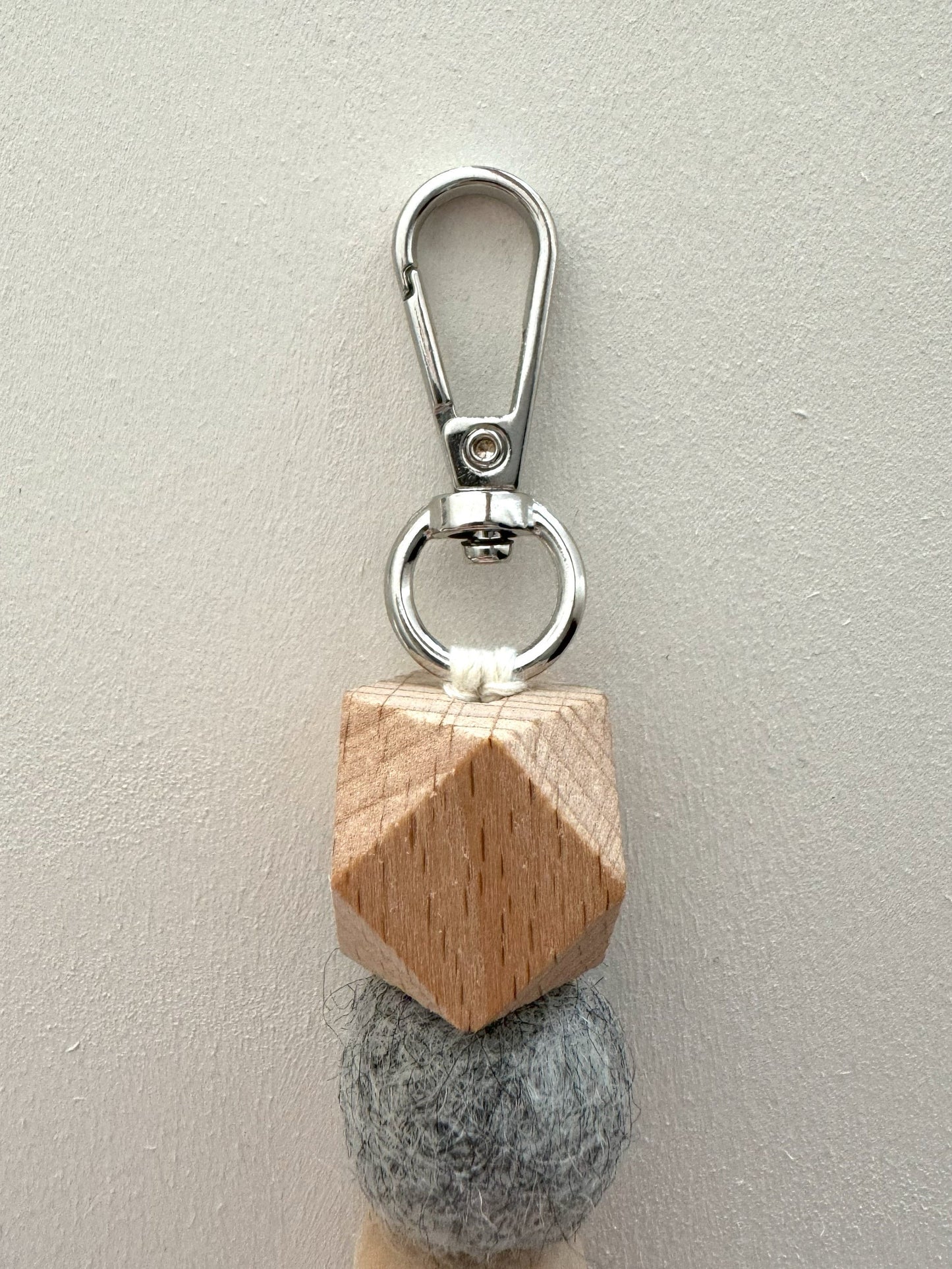 Handgefertigter Schlüsselanhänger aus Holz & Filz - Natürliches Accessoire