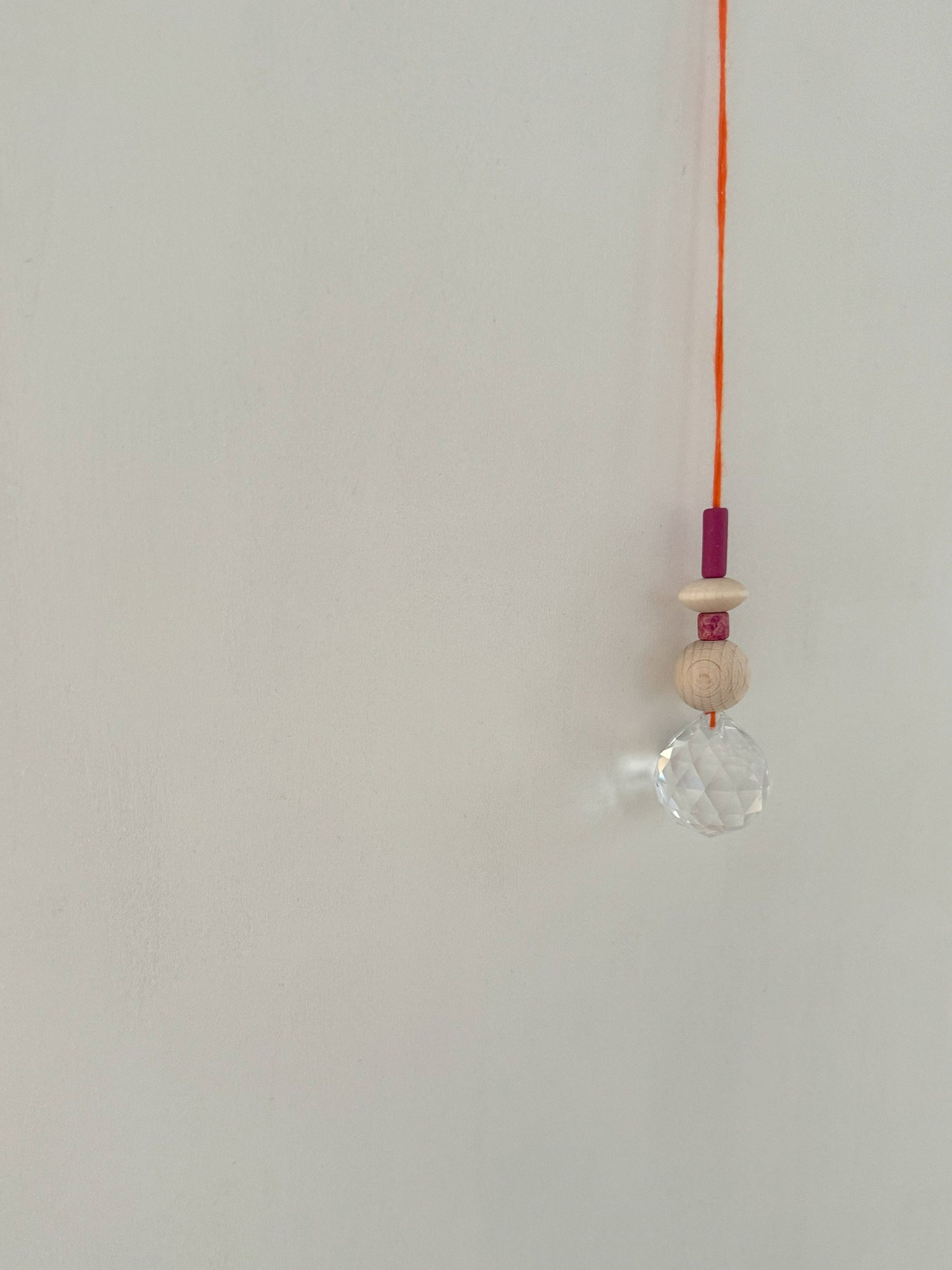 Handgefertigter bunter Sonnenfänger - Suncatcher mit Prisma - Regenbogen Fensterdekoration aus Glas