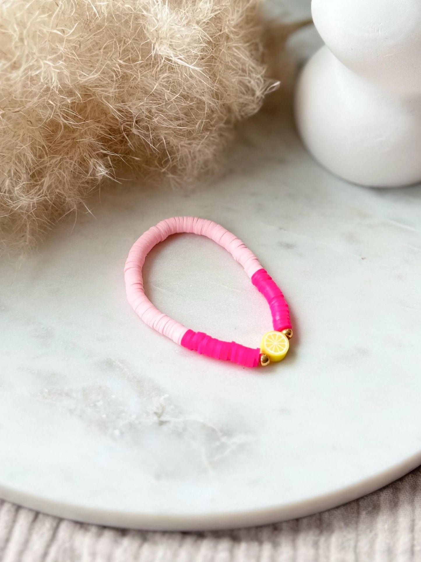 Katsuki Perlenarmband handgefertigt - Pinkes Armband mit ZITRONE