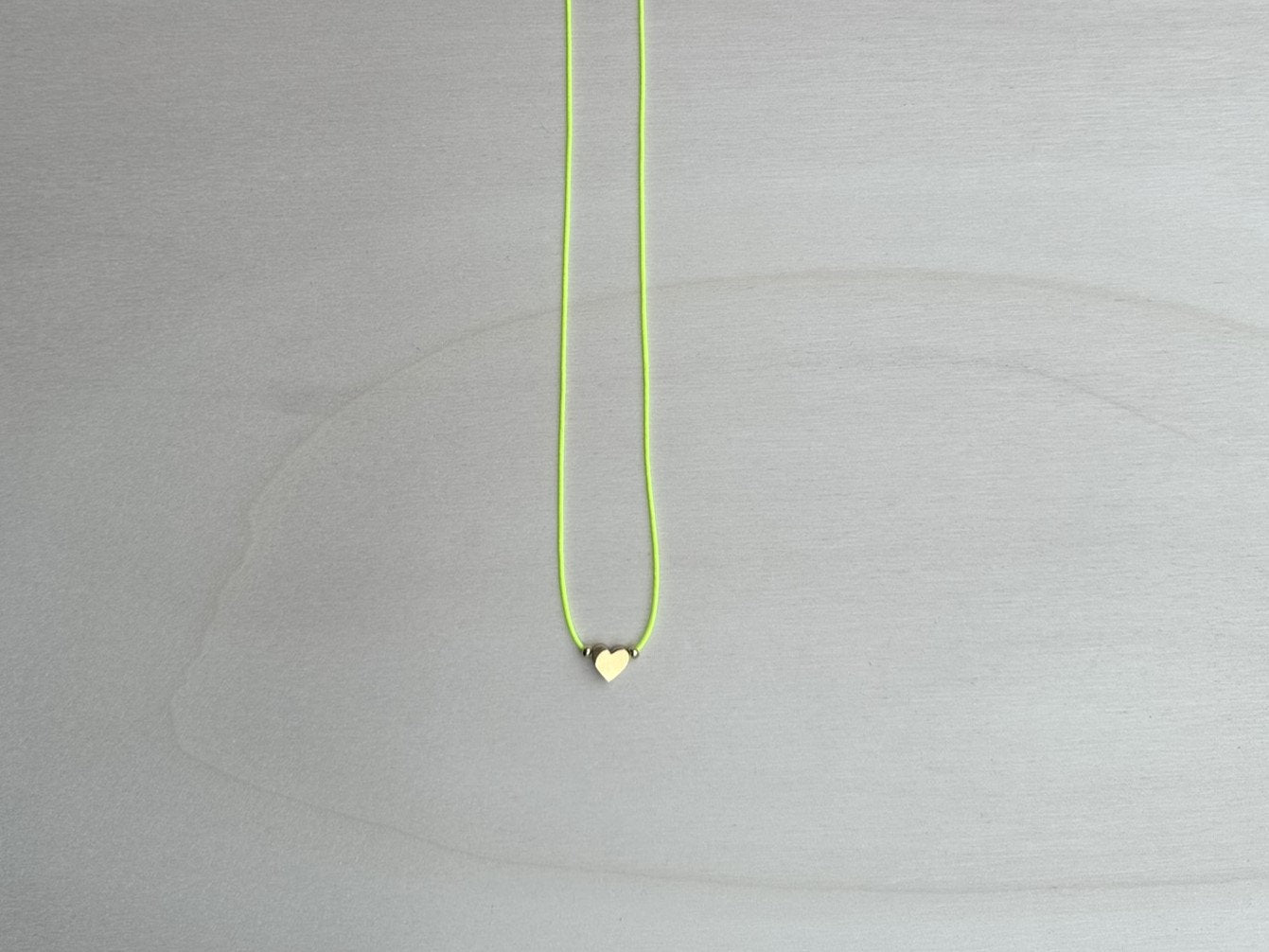 Herzanhänger Kette in neongelb und Gold - Edelstahl Schmuck - Ibiza Boho Style