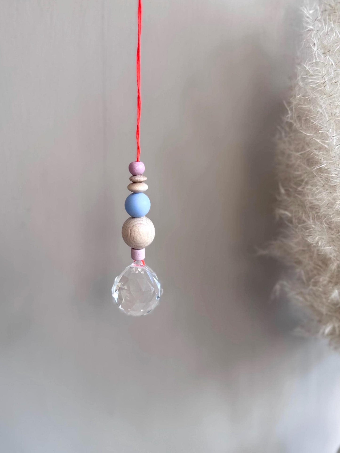 Handgefertigter bunter Sonnenfänger - Suncatcher mit Prisma - Regenbogen Fensterdekoration aus Glas