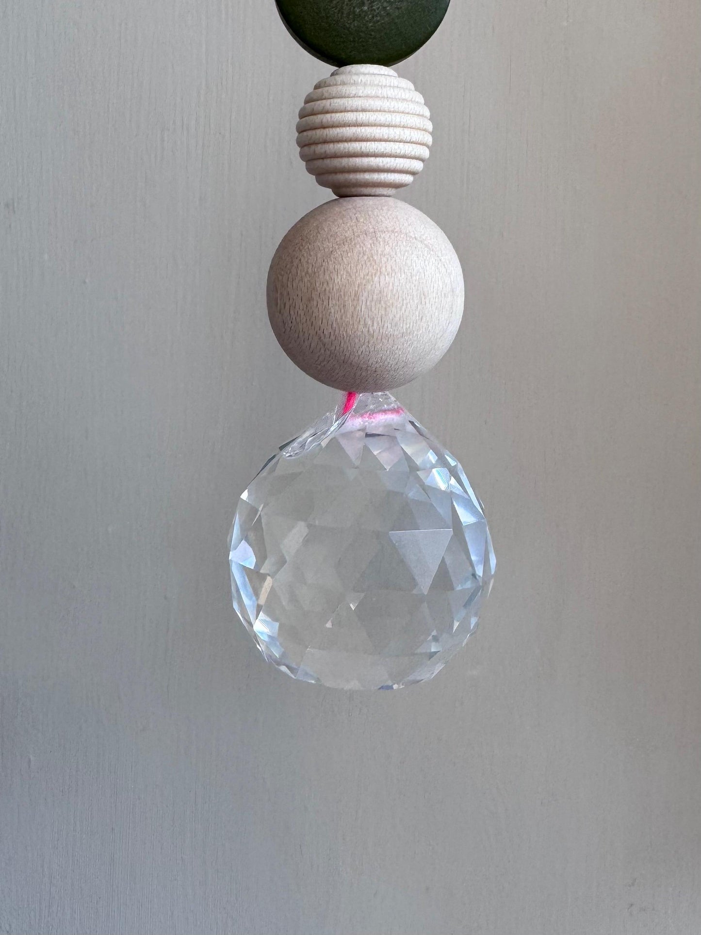 Handgefertigter bunter Sonnenfänger - Suncatcher mit Prisma - Regenbogen Fensterdekoration aus Glas