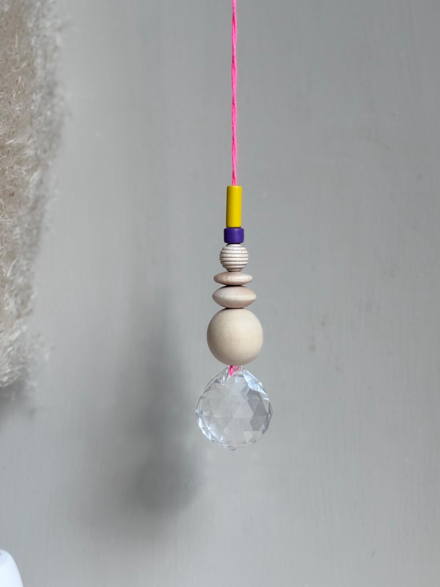 Handgefertigter bunter Sonnenfänger - Suncatcher mit Prisma - Regenbogen Fensterdekoration aus Glas