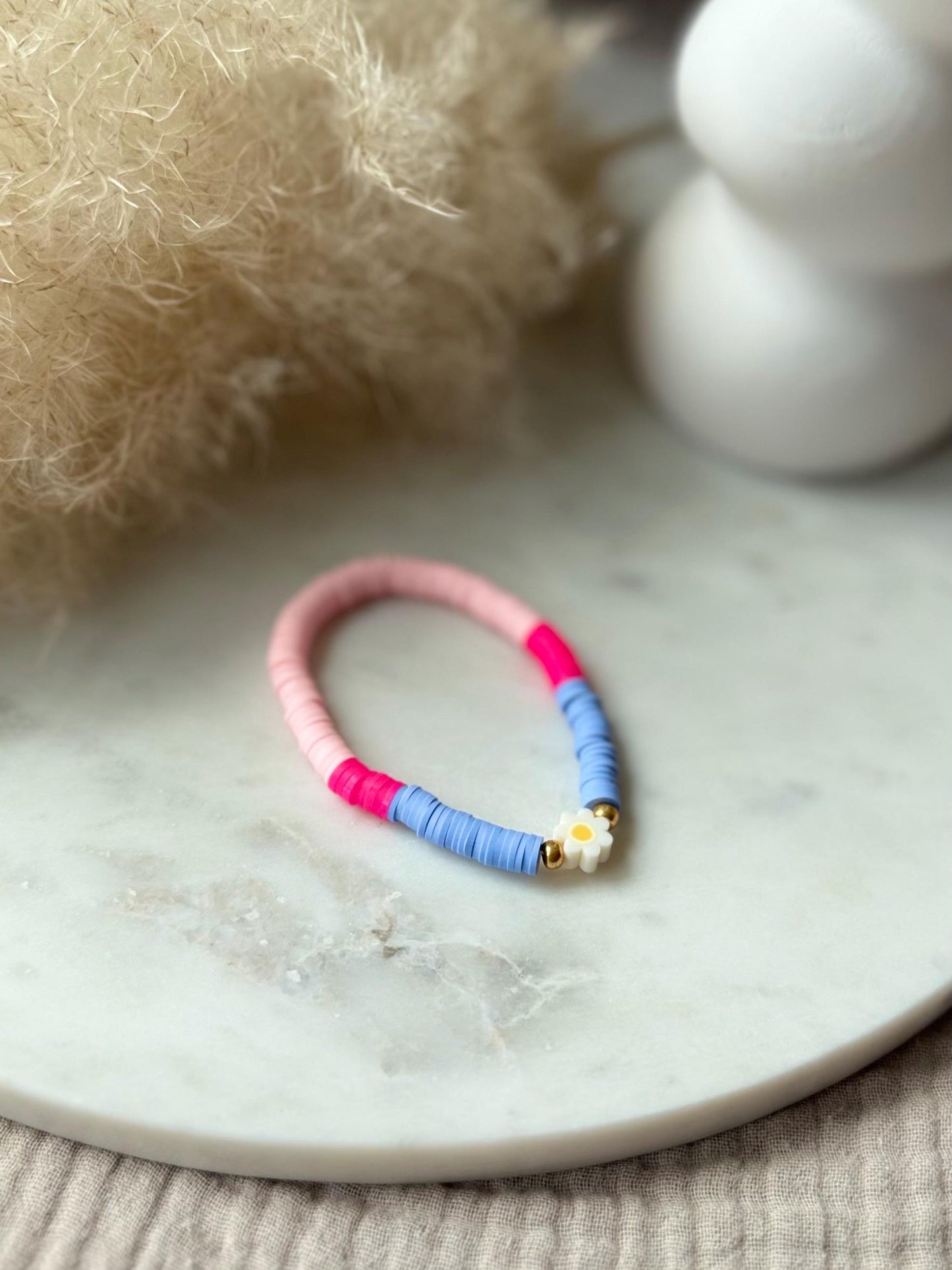 Katsuki Perlenarmband handgefertigt - Buntes Armband mit Blume