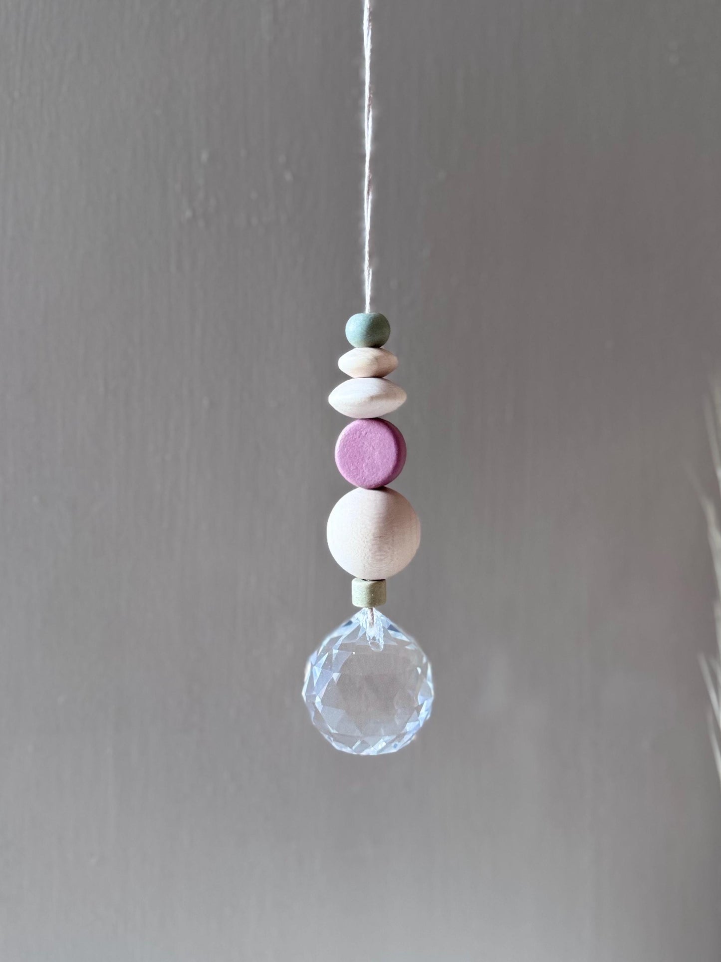 Handgefertigter bunter Sonnenfänger - Suncatcher mit Prisma - Regenbogen Fensterdekoration aus Glas