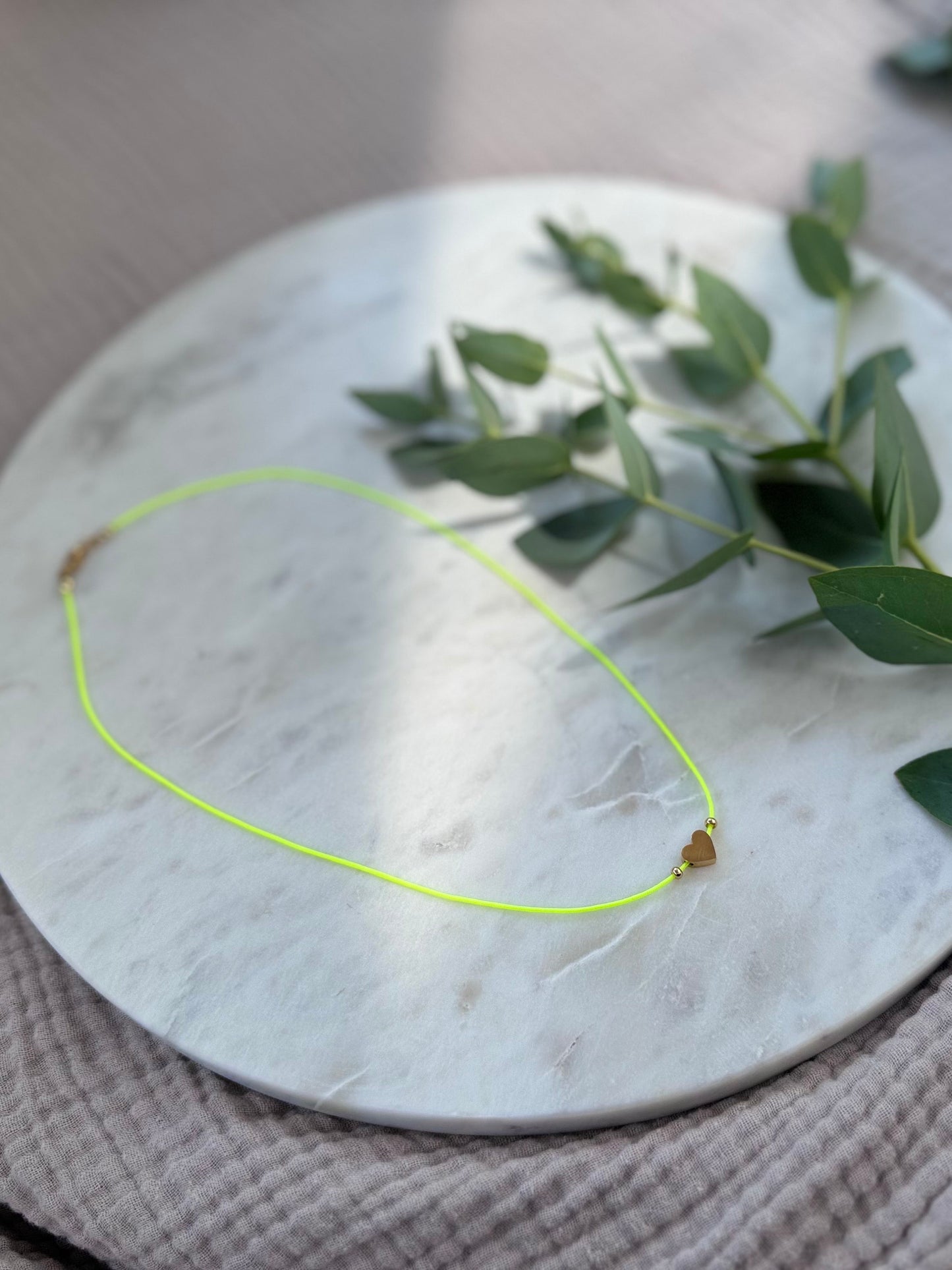 Herzanhänger Kette in neongelb und Gold - Edelstahl Schmuck - Ibiza Boho Style