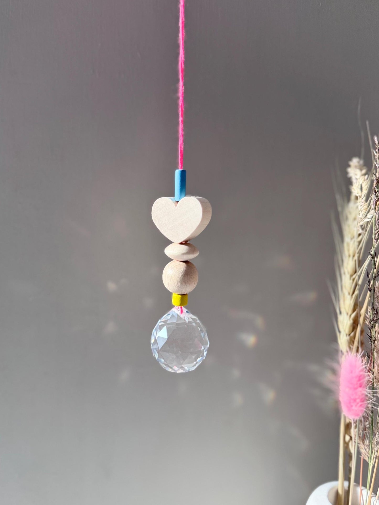 Handgefertigter bunter Sonnenfänger HERZ - Suncatcher mit Prisma - Regenbogen Fensterdekoration aus Glas