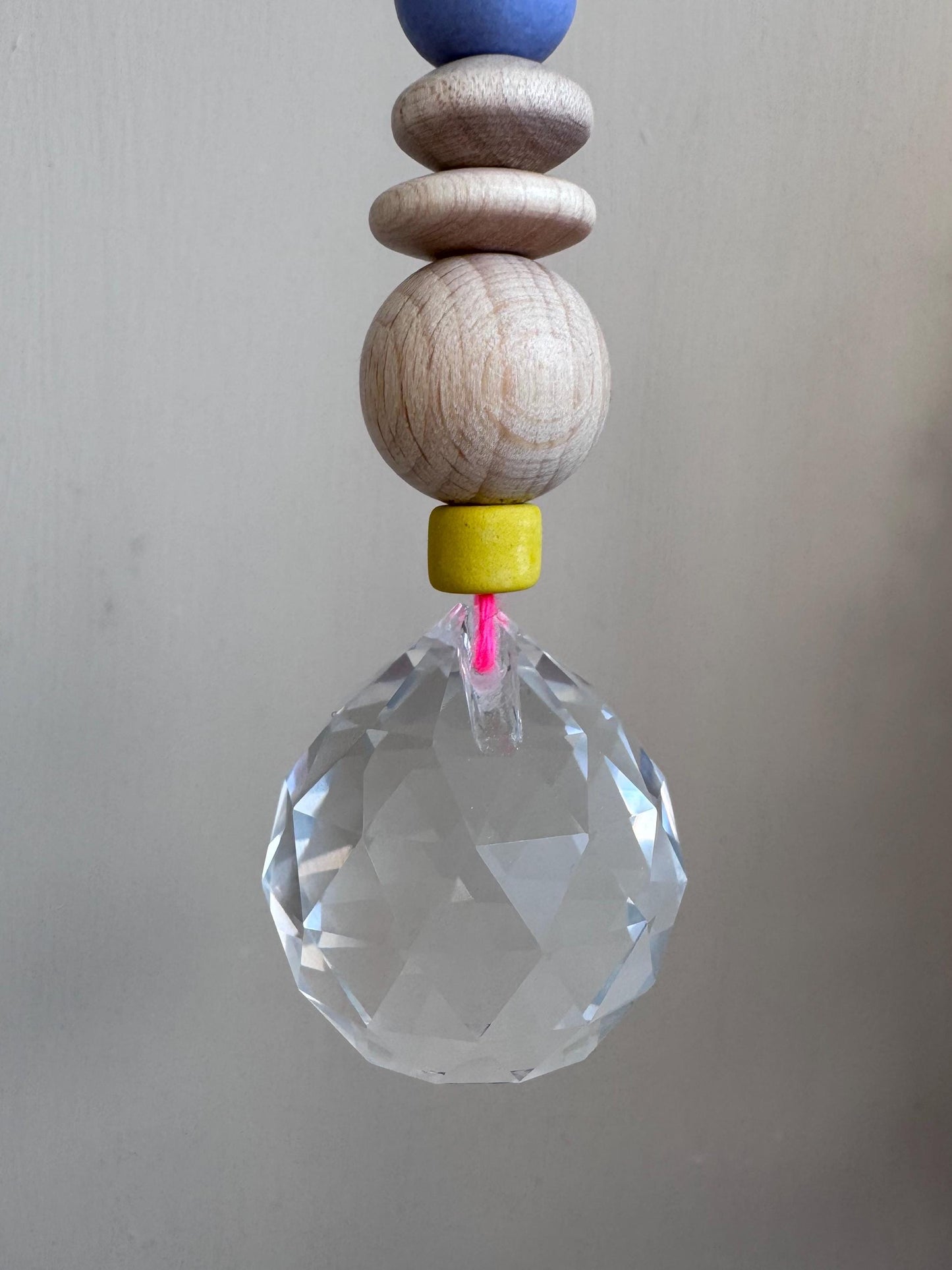 Handgefertigter bunter Sonnenfänger - Suncatcher mit Prisma - Regenbogen Fensterdekoration aus Glas
