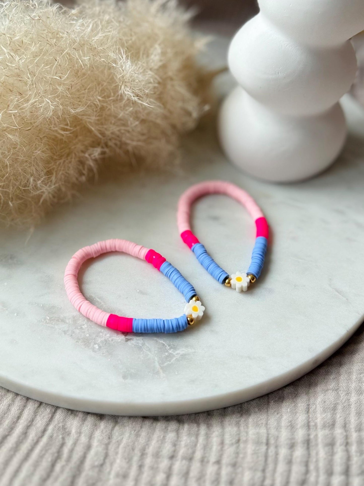 Katsuki Perlenarmband handgefertigt - Buntes Armband mit Blume