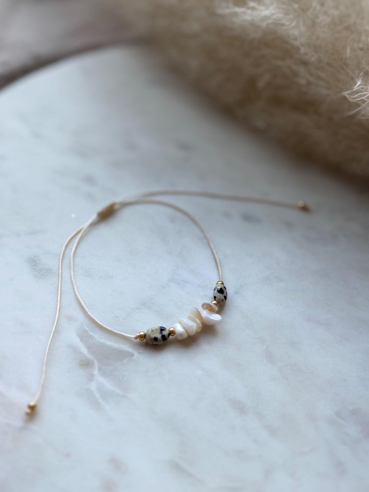 Zartes Edelsteinarmband handgefertigt - mit Dalmatiner Jaspis und Muschelperlen - Freundschaftsarmband