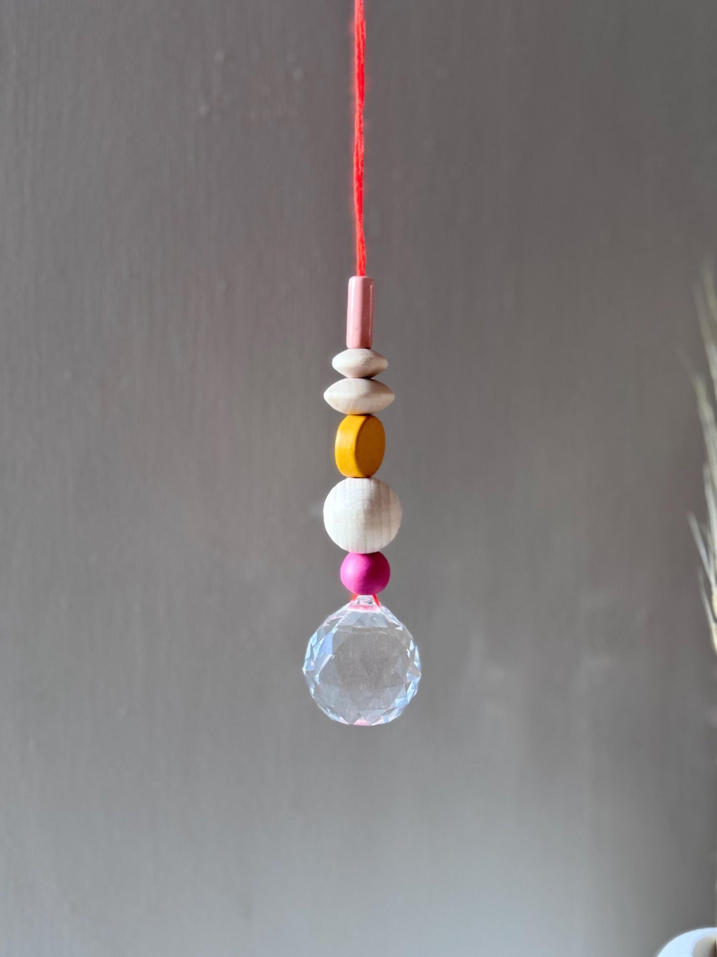 Handgefertigter bunter Sonnenfänger - Suncatcher mit Prisma - Regenbogen Fensterdekoration aus Glas