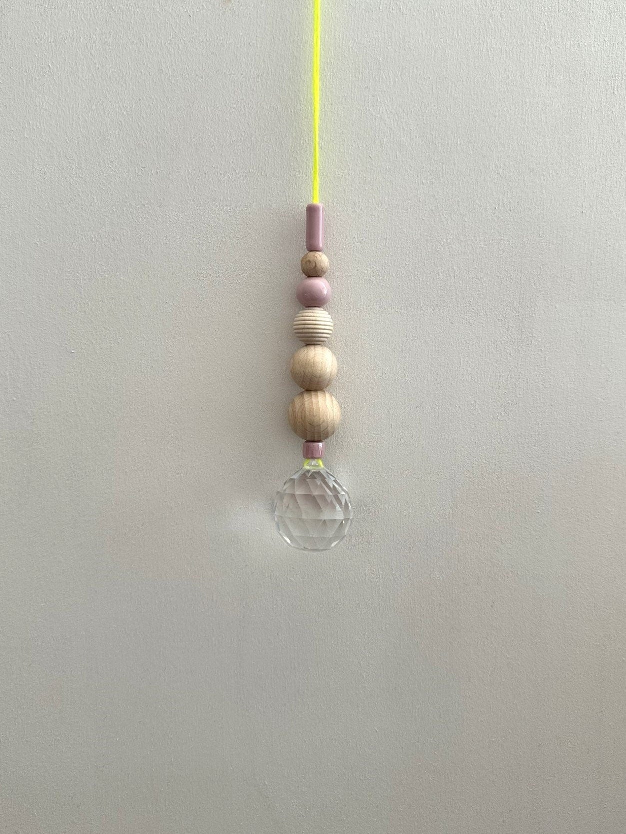 Handgefertigter bunter Sonnenfänger - Suncatcher mit Prisma - Regenbogen Fensterdekoration aus Glas