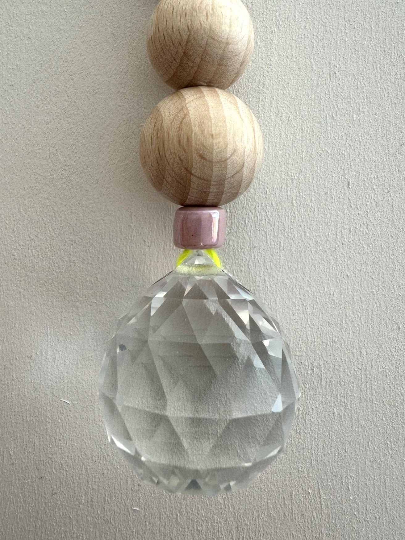 Handgefertigter bunter Sonnenfänger - Suncatcher mit Prisma - Regenbogen Fensterdekoration aus Glas