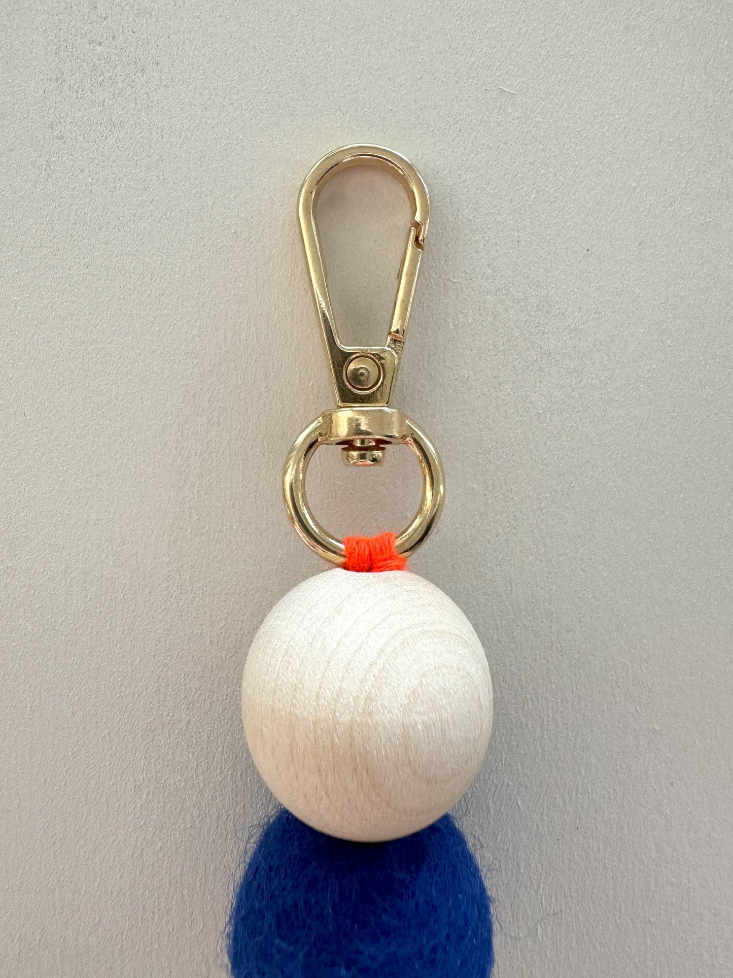 Handgefertigter Schlüsselanhänger aus Holz & Filz - Natürliches Accessoire