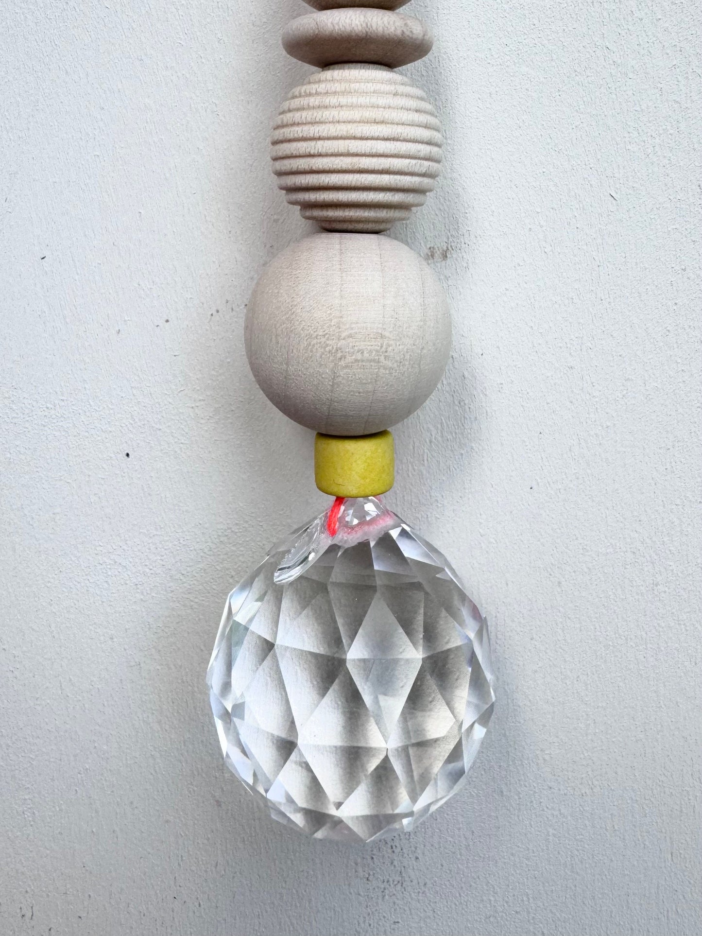 Handgefertigter bunter Sonnenfänger - Suncatcher mit Prisma - Regenbogen Fensterdekoration aus Glas