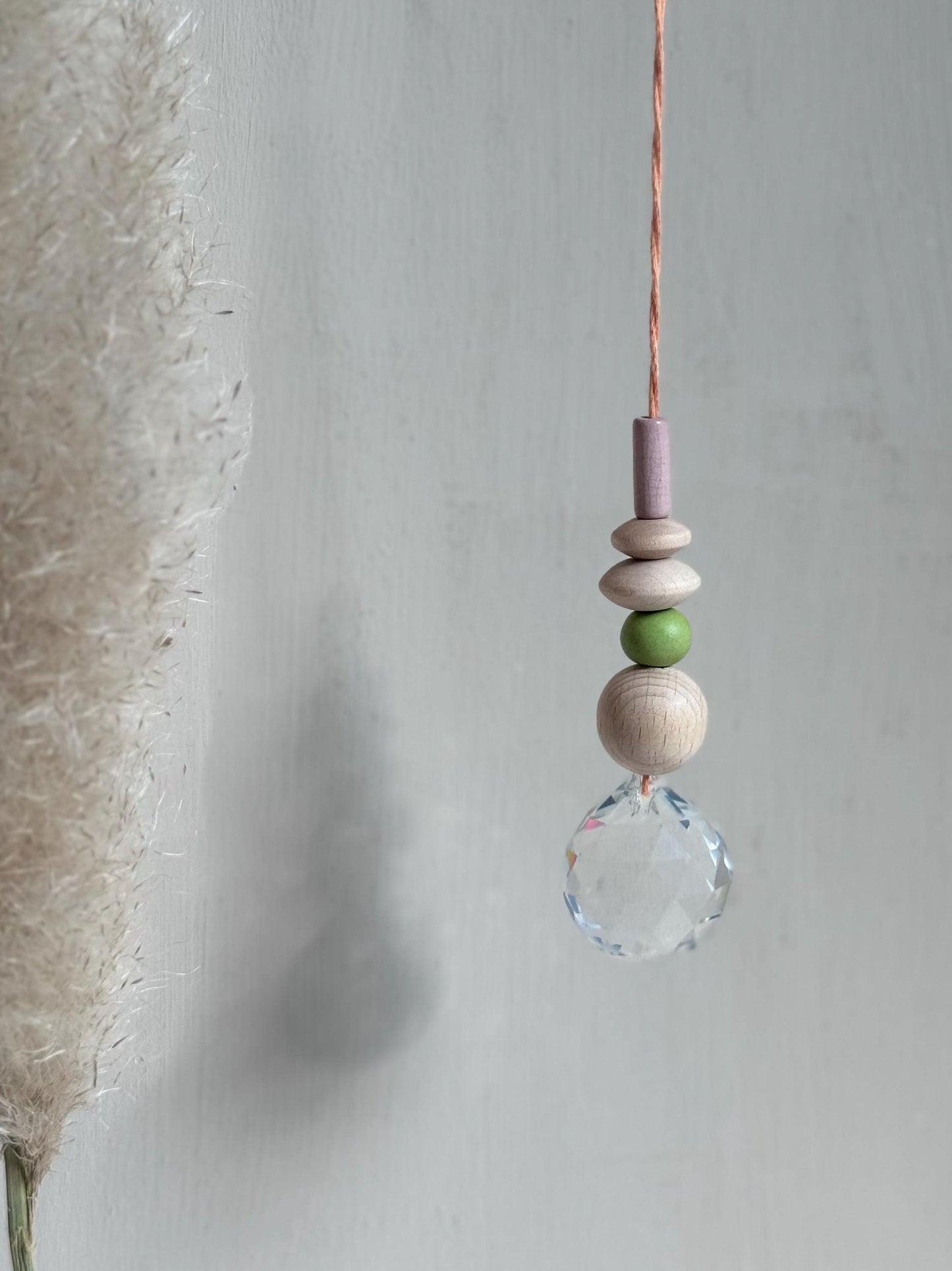 Handgefertigter bunter Sonnenfänger - Suncatcher mit Prisma - Regenbogen Fensterdekoration aus Glas