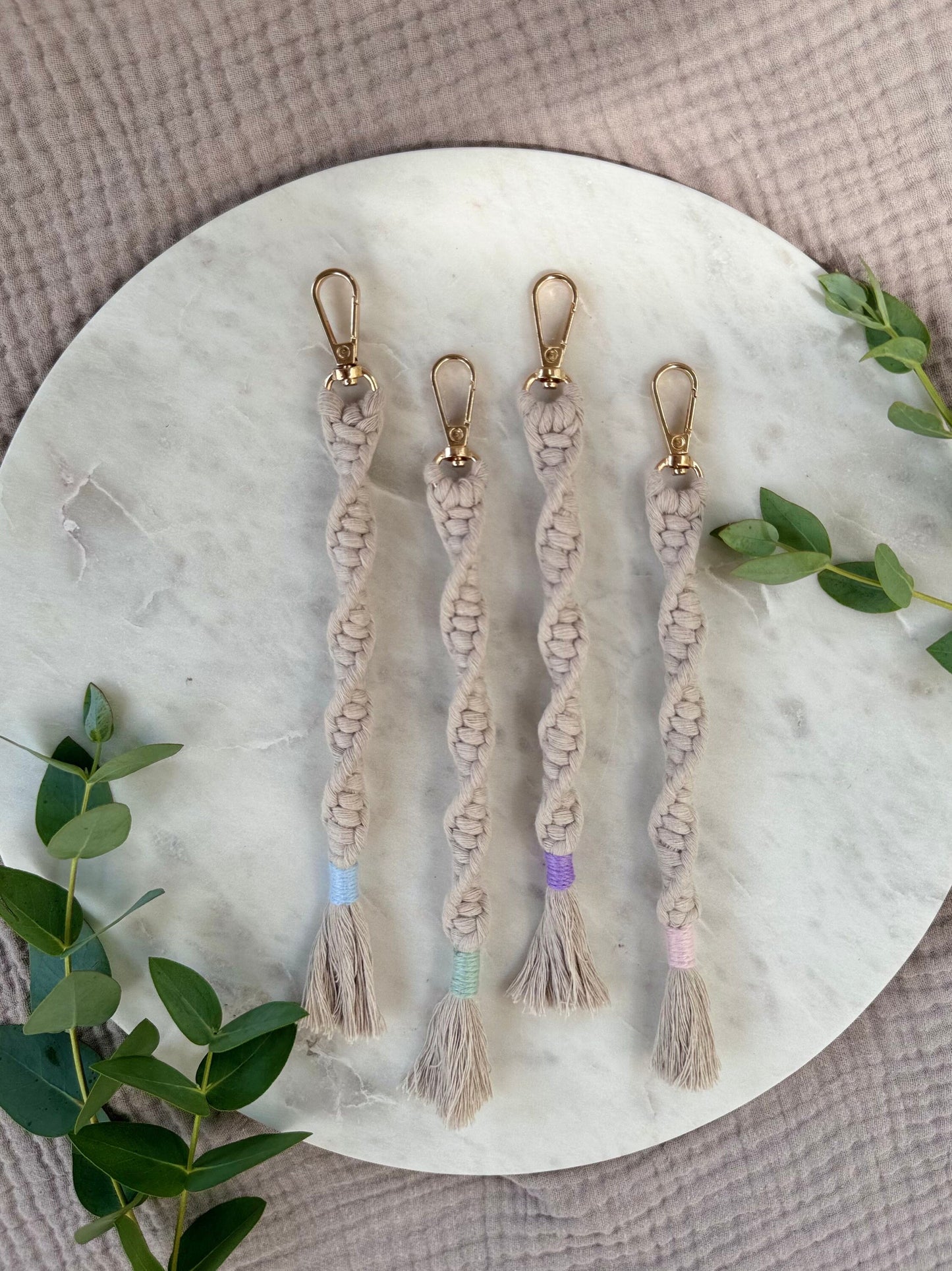 Handgefertigter Makramee Schlüsselanhänger getwistet - Boho Scandi Style Accessoire