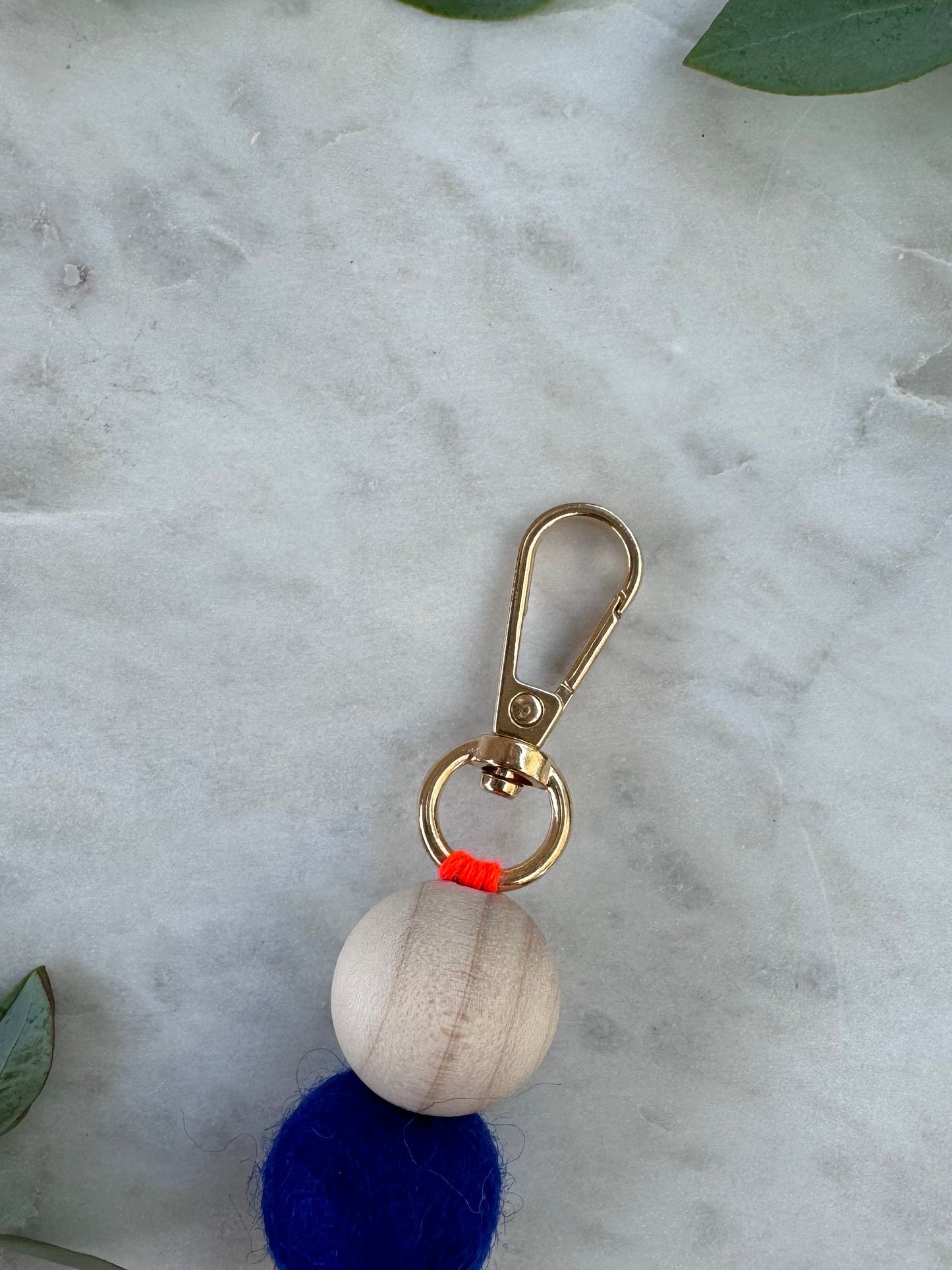 Handgefertigter Schlüsselanhänger aus Holz & Filz - Natürliches Accessoire